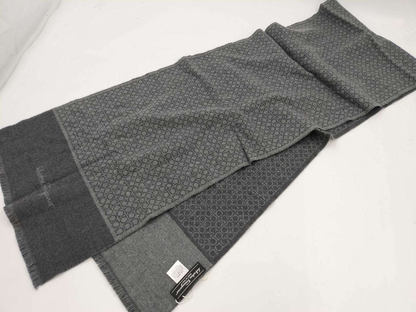 Salvatore Ferragamo Gancini tagged scarf/scarf