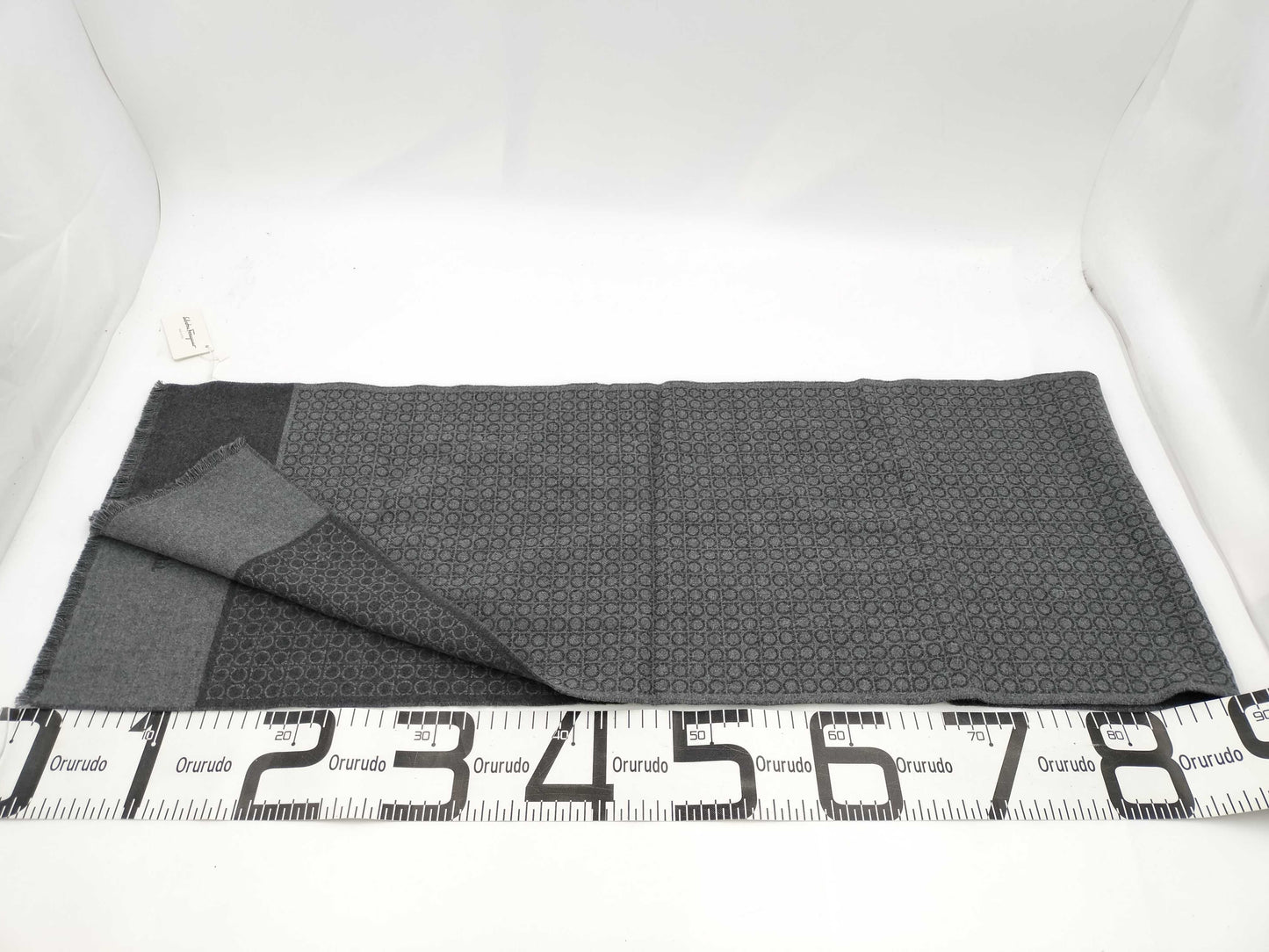 Salvatore Ferragamo Gancini tagged scarf/scarf