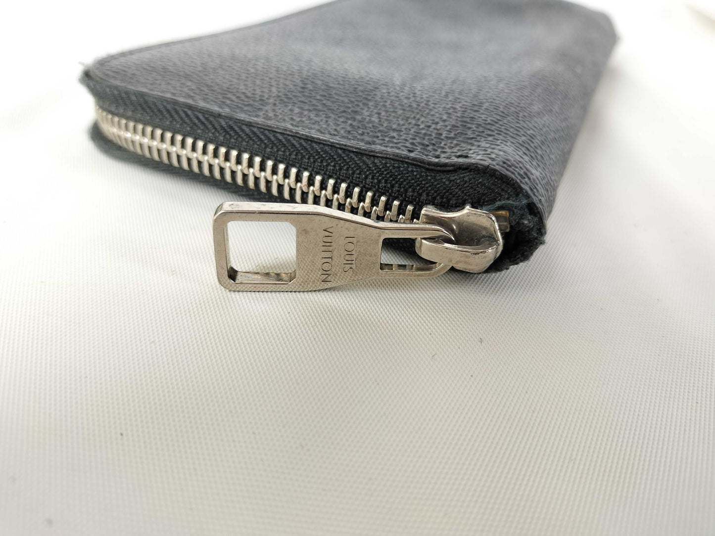LOUIS VUITTON Damier Graphite Zippy Wallet