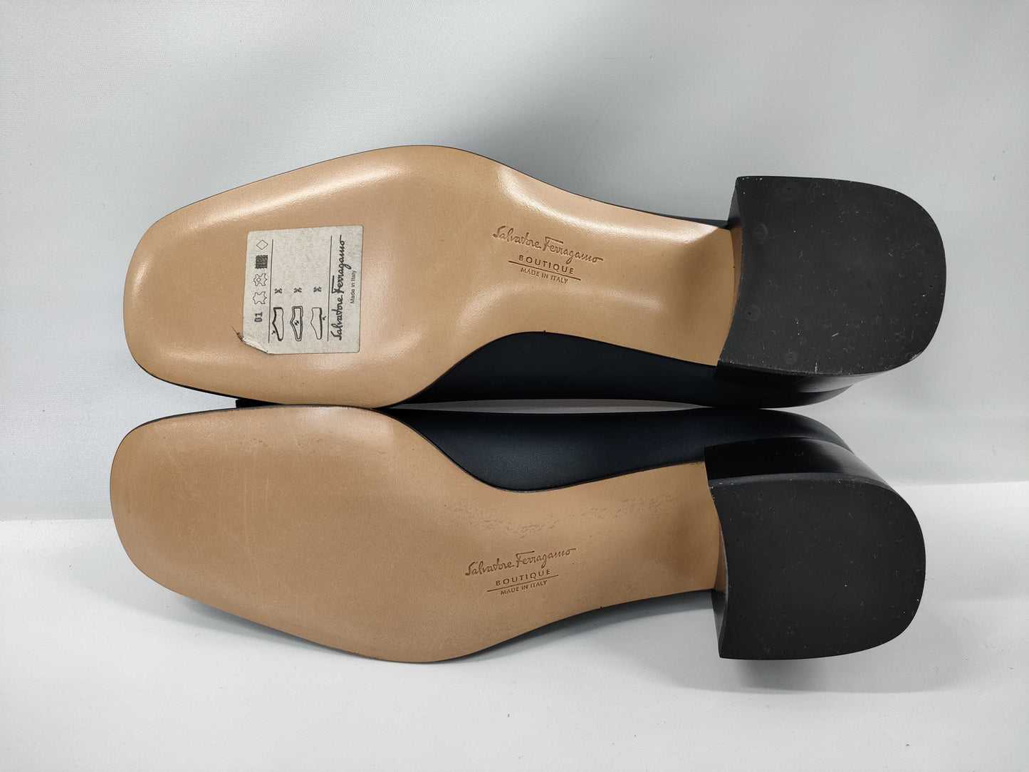 Salvatore Ferragamo Vara/Silver Hardware/Navy Pumps