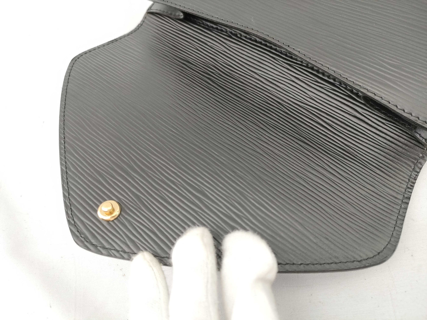 LOUIS VUITTON RFID verification failed. Epi Art Deco clutch bag M52632. Sticky interior.