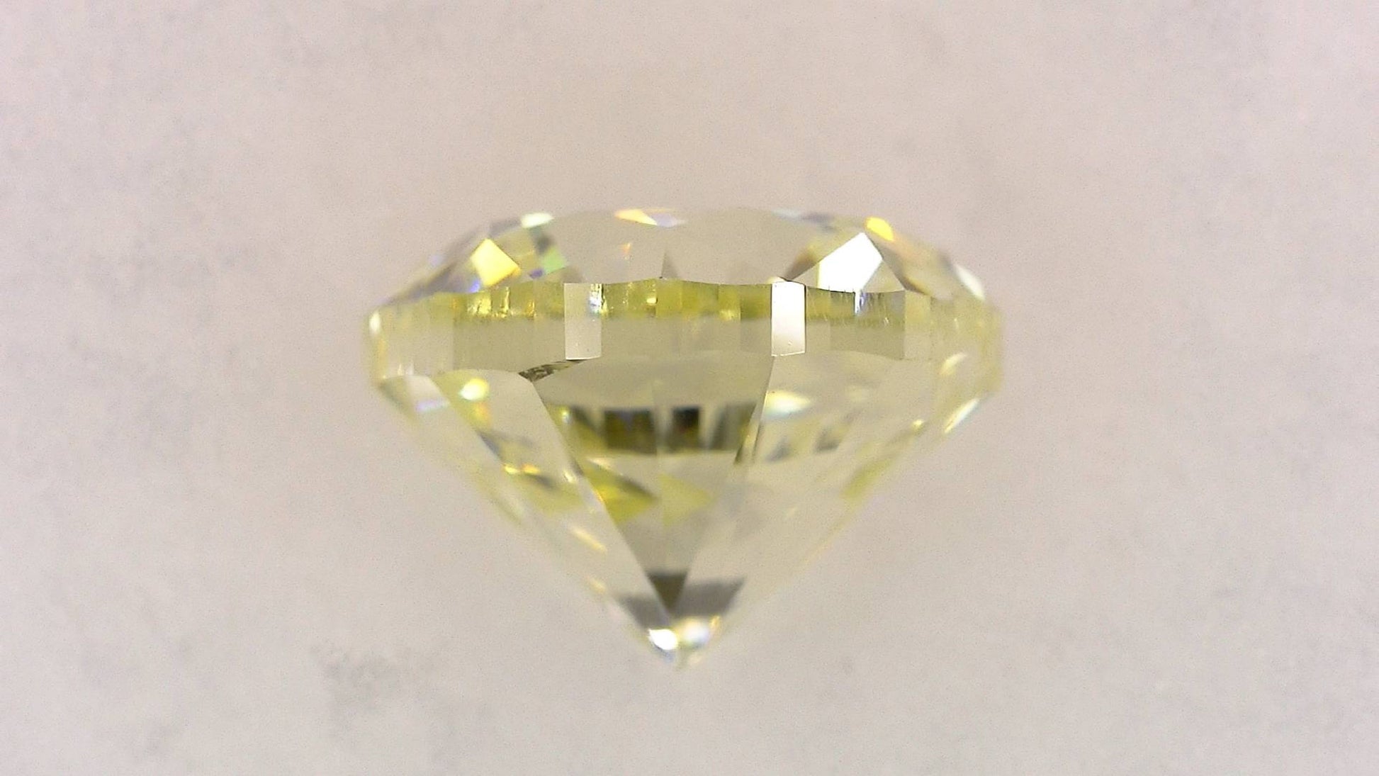 1.003ct UNDER N)VERY LIGHT YELLOW VS-1 POOR/GD/FR STRONG BLUE NATURAL 5.85-5.95X4.04mm Diamond Loose