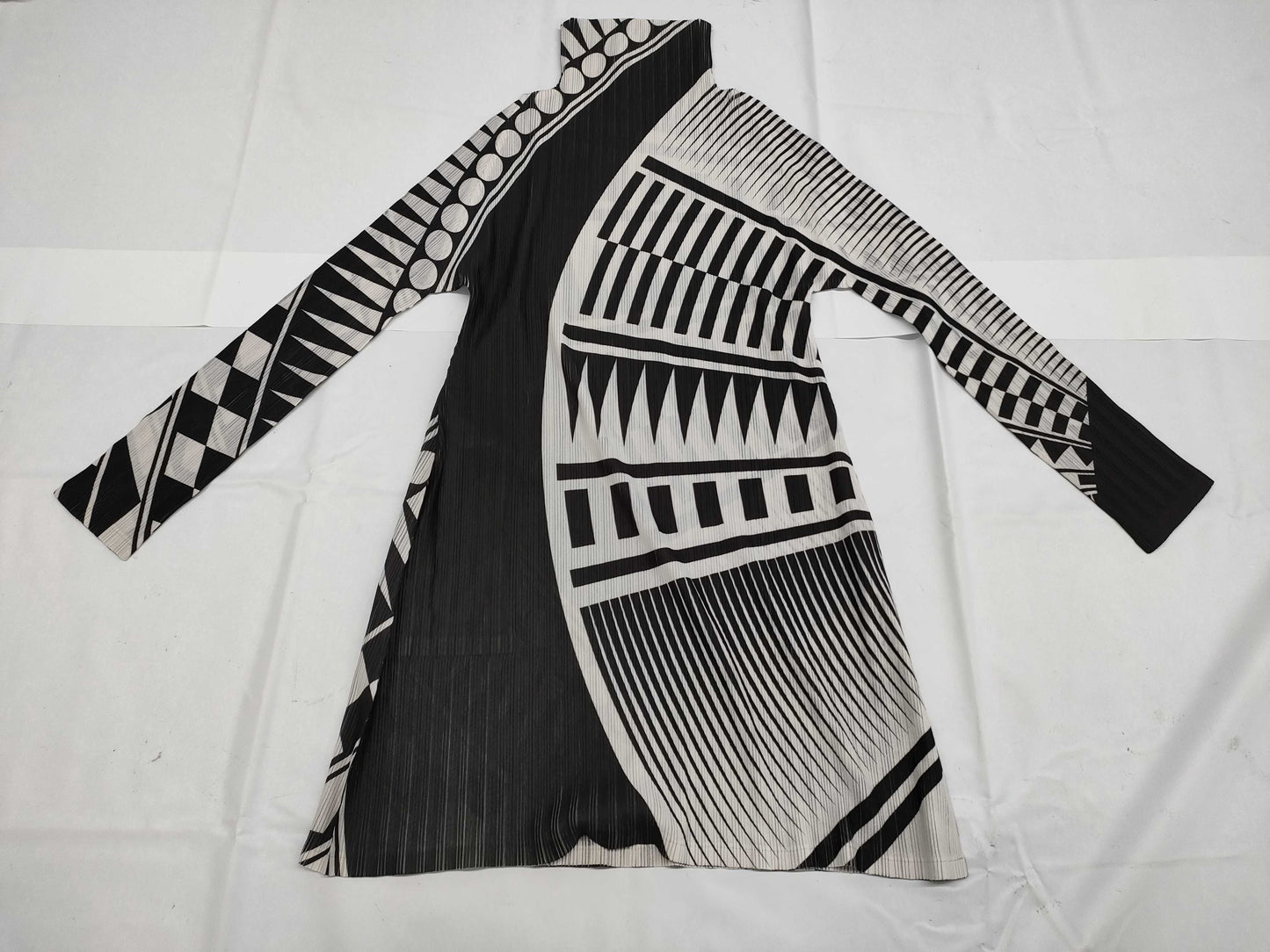 ISSEY MIYAKE Pleats Please Tops White/Black Tops