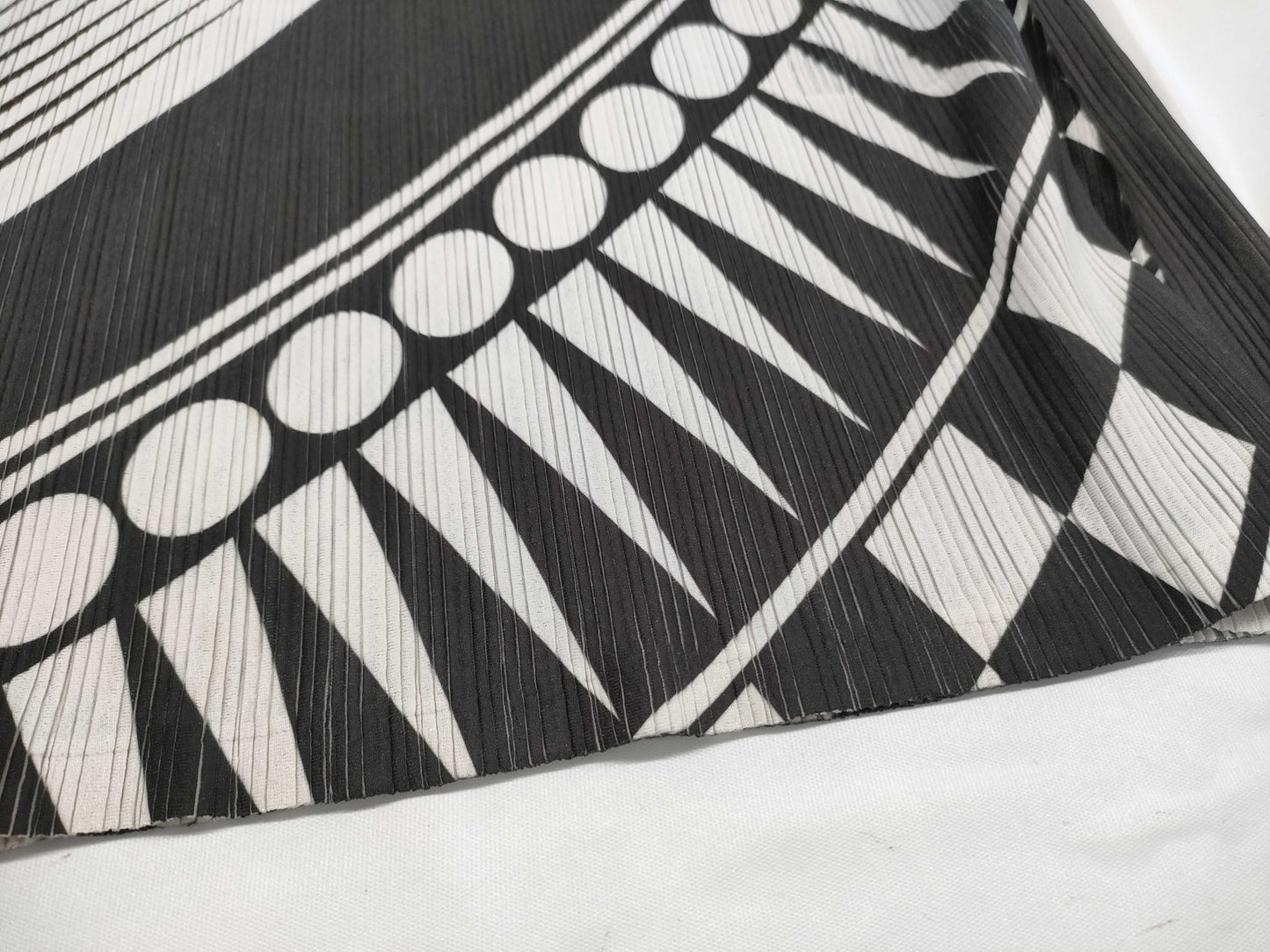 ISSEY MIYAKE Pleats Please Tops White/Black Tops