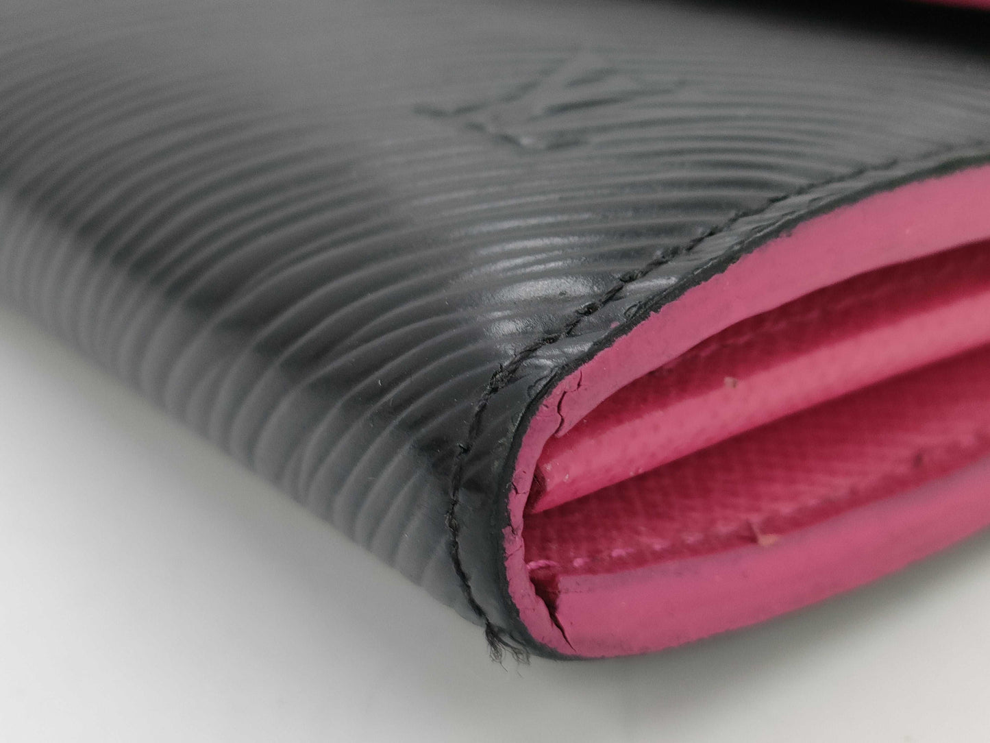 LOUIS VUITTON Epi Portefeuille Sarah Long Wallet in Noir and Hot Pink, M64322