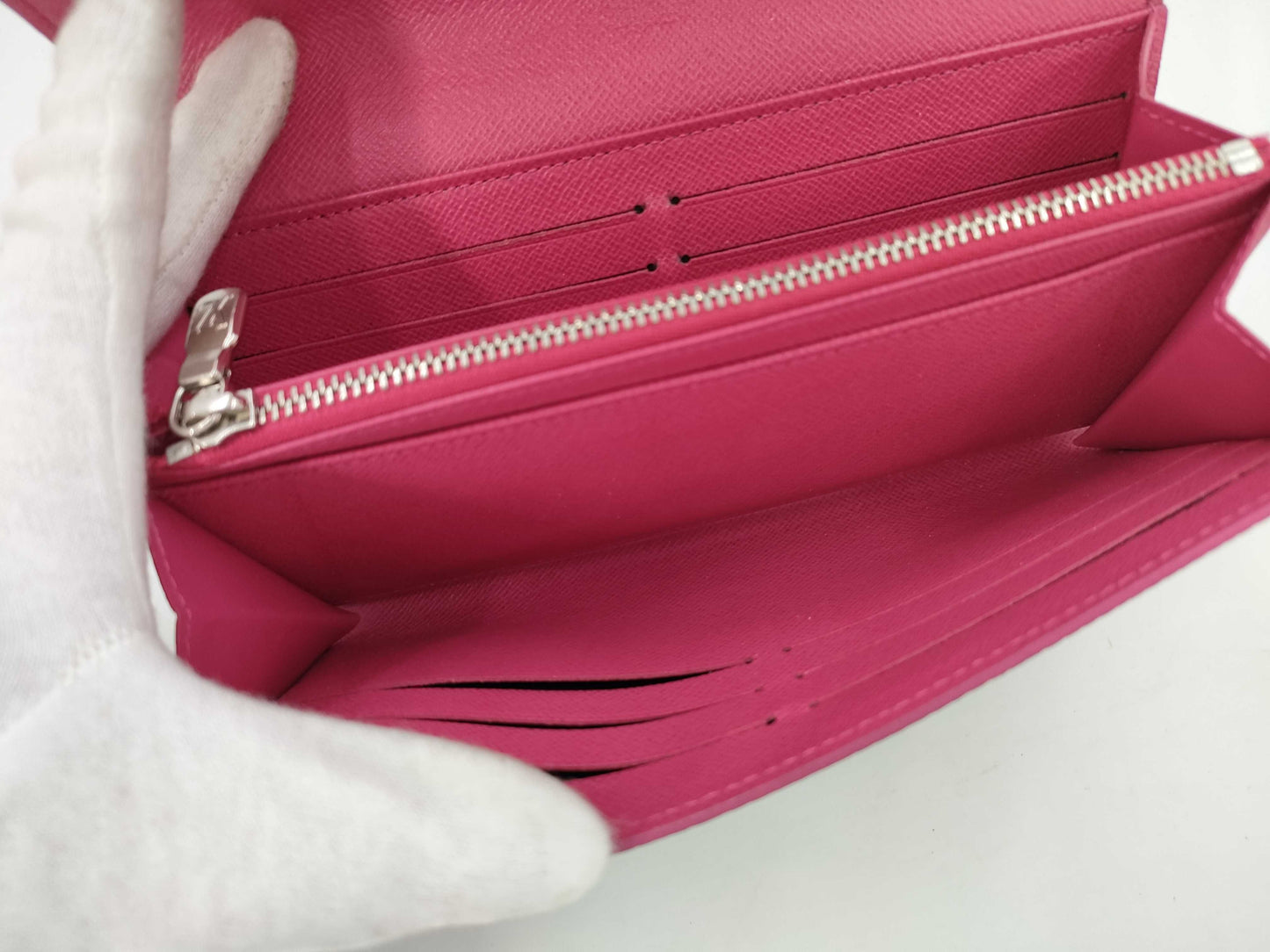 LOUIS VUITTON Epi Portefeuille Sarah Long Wallet in Noir and Hot Pink, M64322