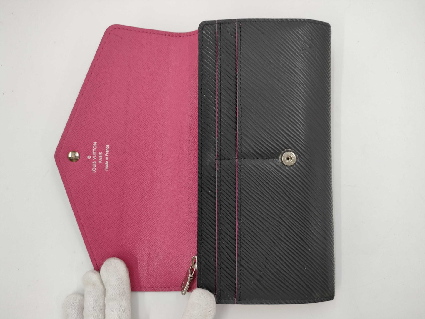LOUIS VUITTON Epi Portefeuille Sarah Long Wallet in Noir and Hot Pink, M64322