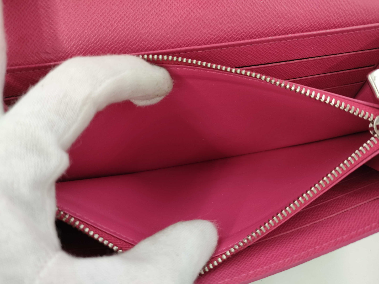 LOUIS VUITTON Epi Portefeuille Sarah Long Wallet in Noir and Hot Pink, M64322