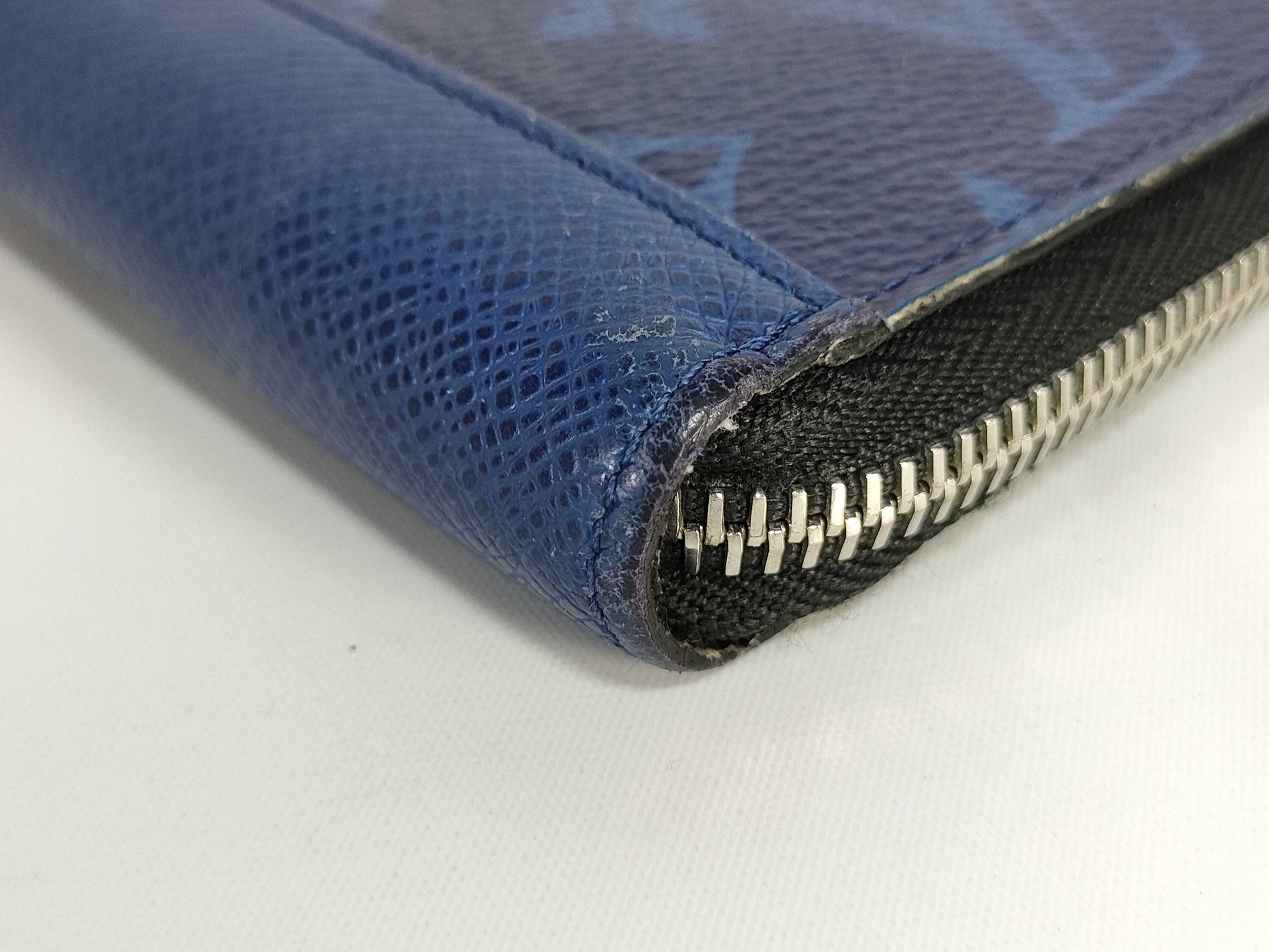 LOUIS VUITTON Taigarama Zippy Vertical Wallet