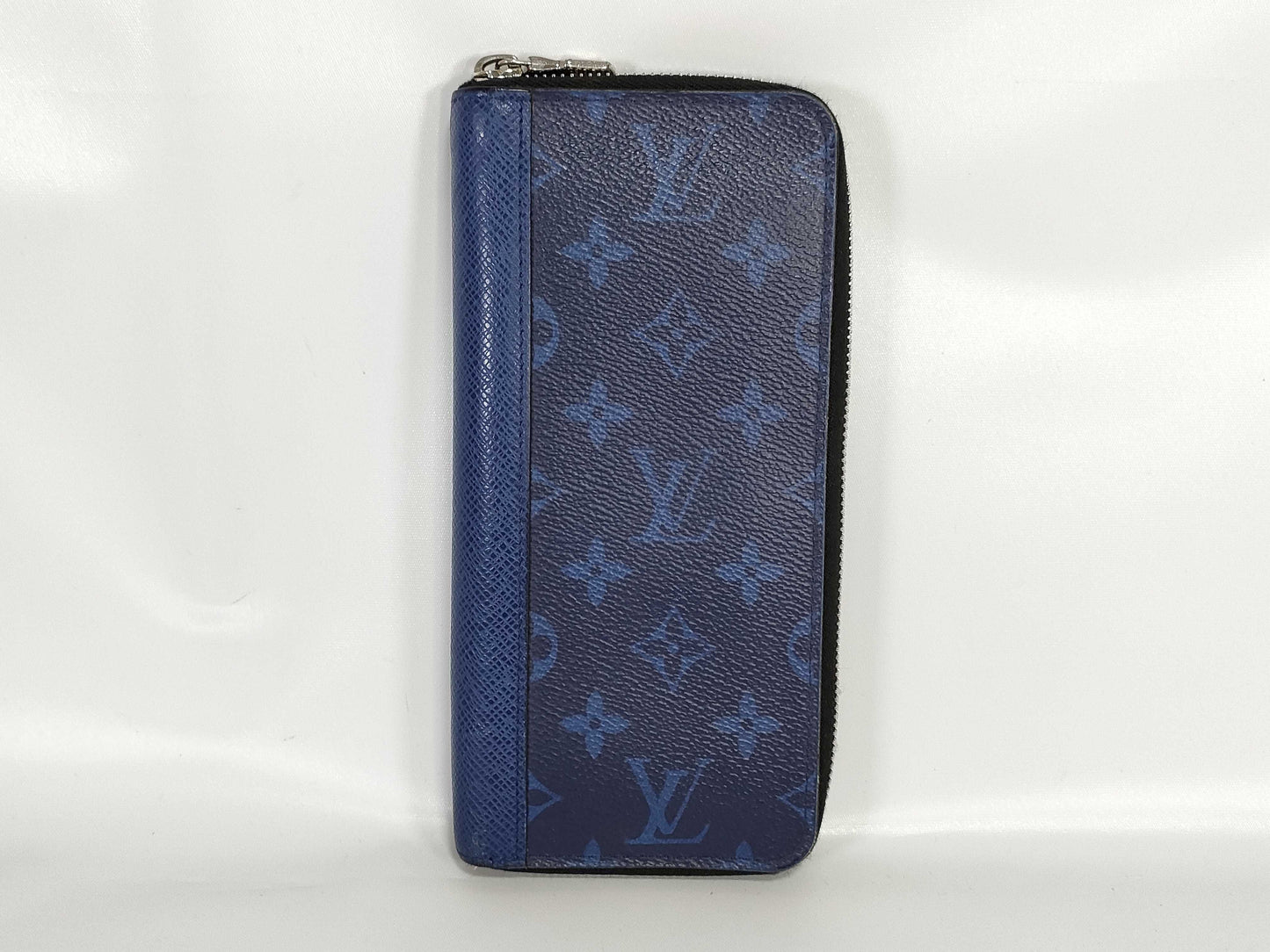 LOUIS VUITTON Taigarama Zippy Vertical Wallet
