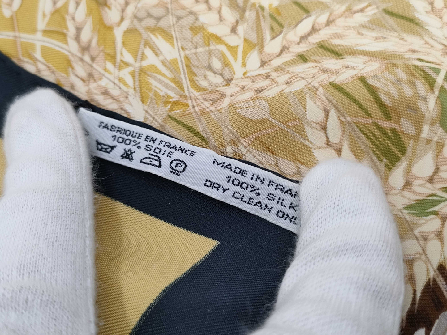 (10462_0082) HERMES Carre 90 Rabbit Wheat Scarf