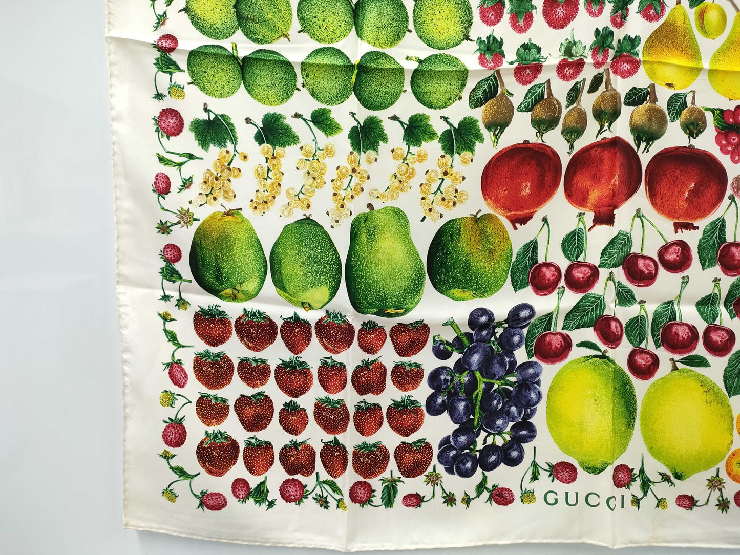 (10462_0159) GUCCI Fruit Pattern Large Format Scarf Scarf