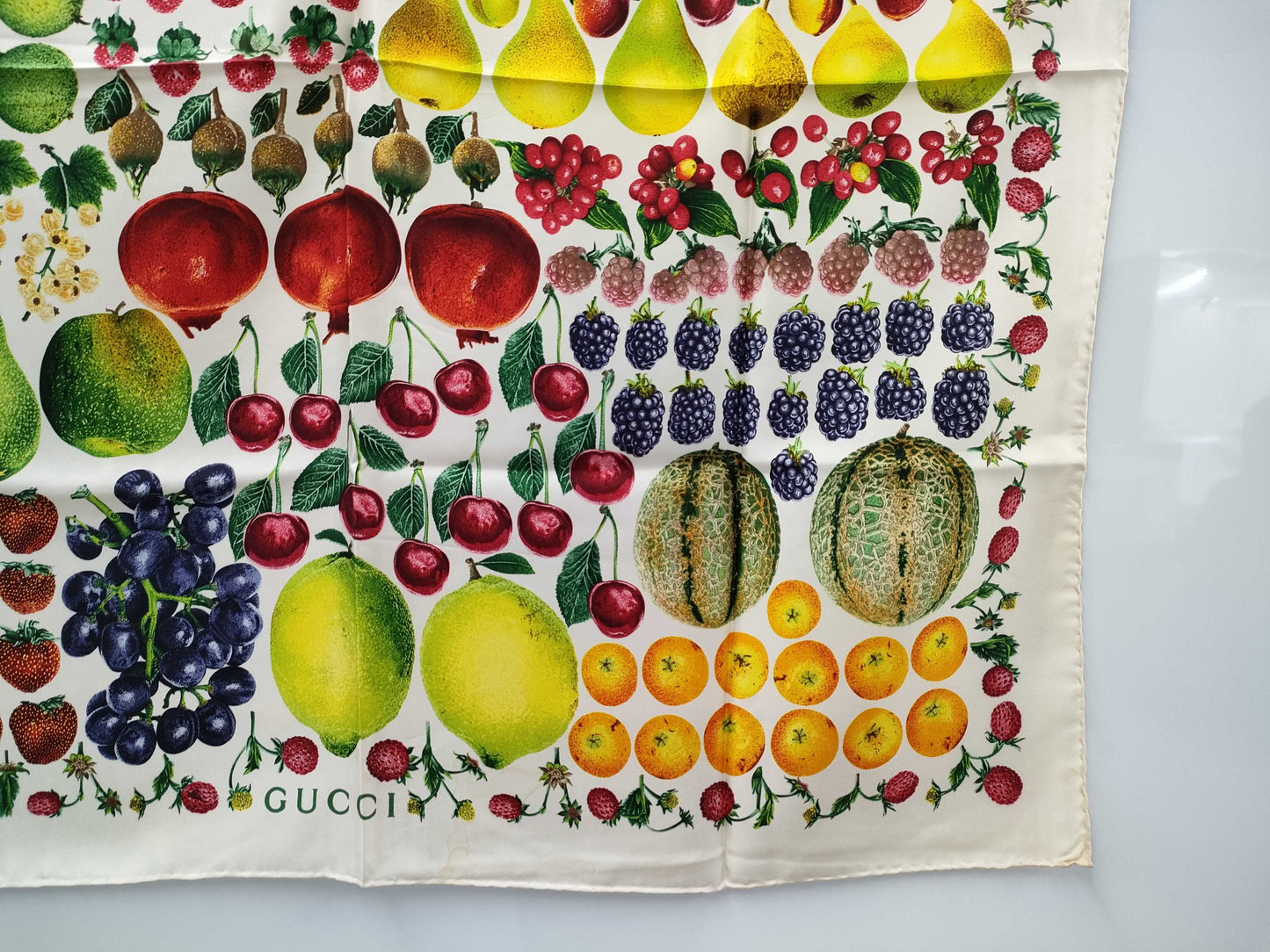 (10462_0159) GUCCI Fruit Pattern Large Format Scarf Scarf