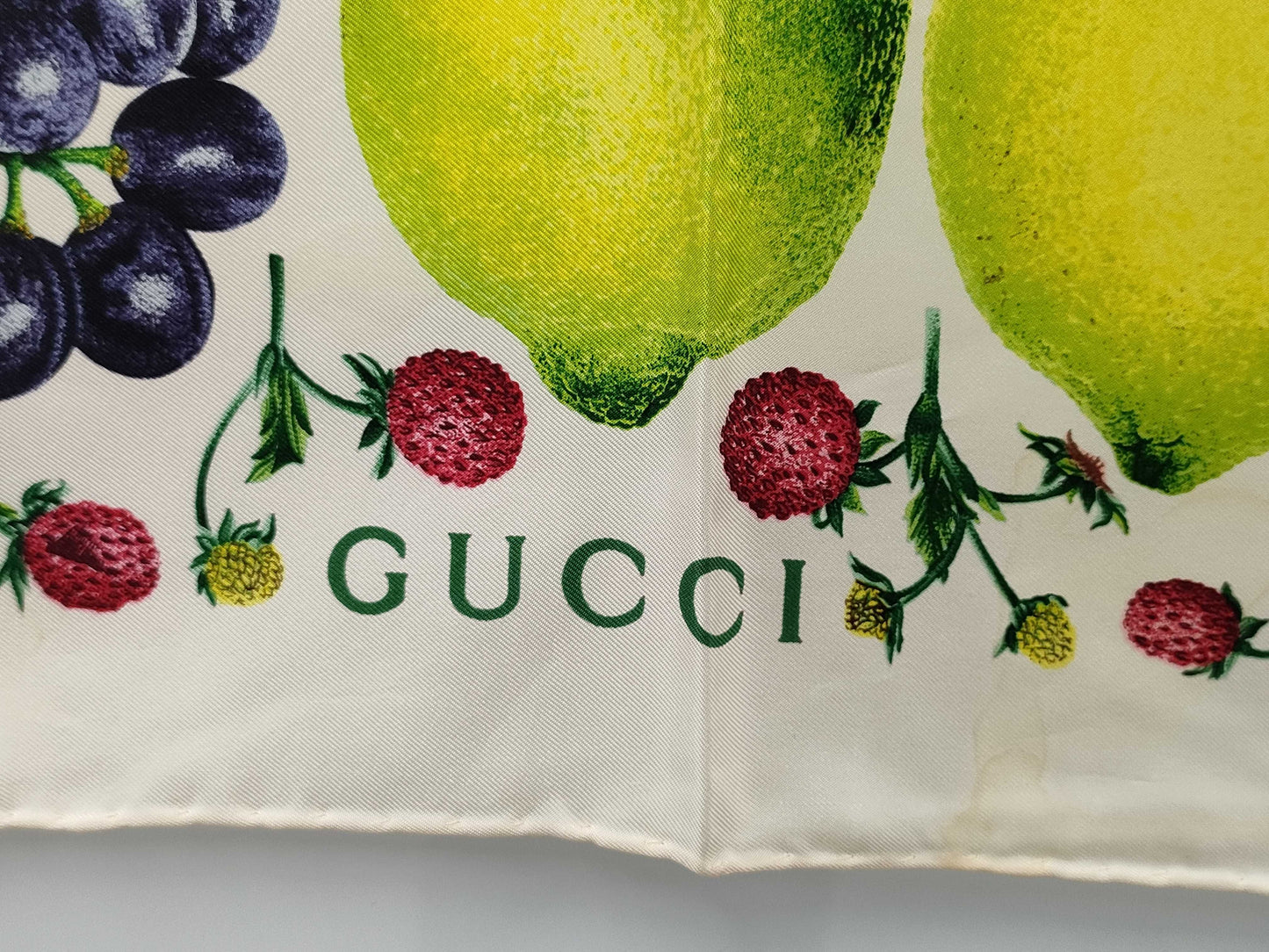 (10462_0159) GUCCI Fruit Pattern Large Format Scarf Scarf