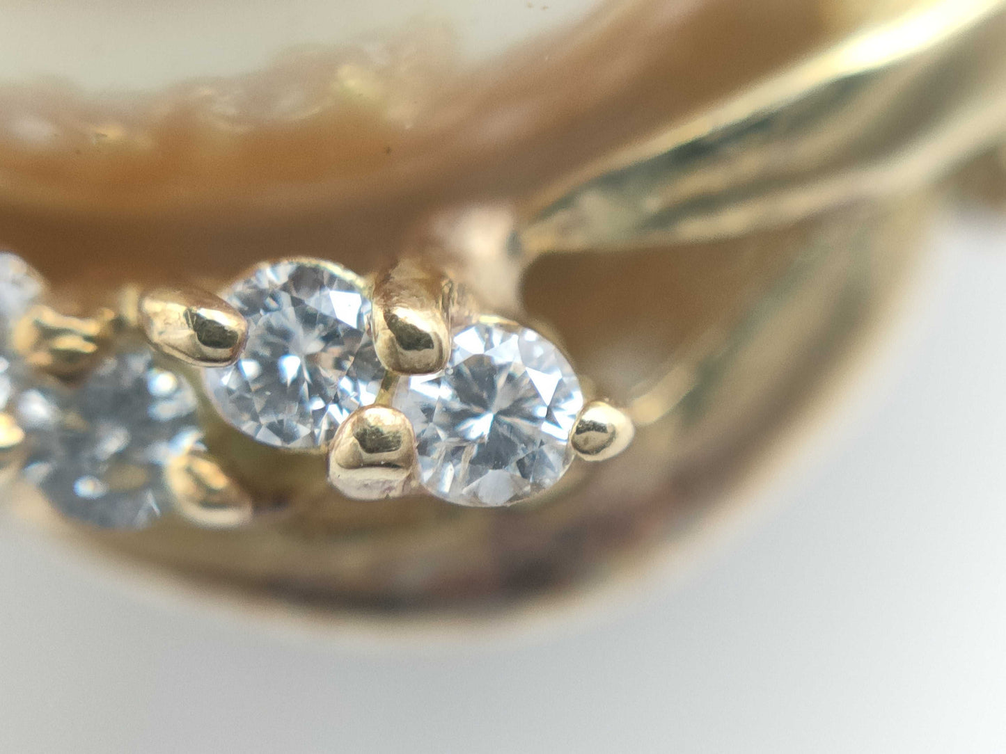 South Sea pearl brooch, approximately 12.9mm diameter, diamond, 18K gold, 8.2g