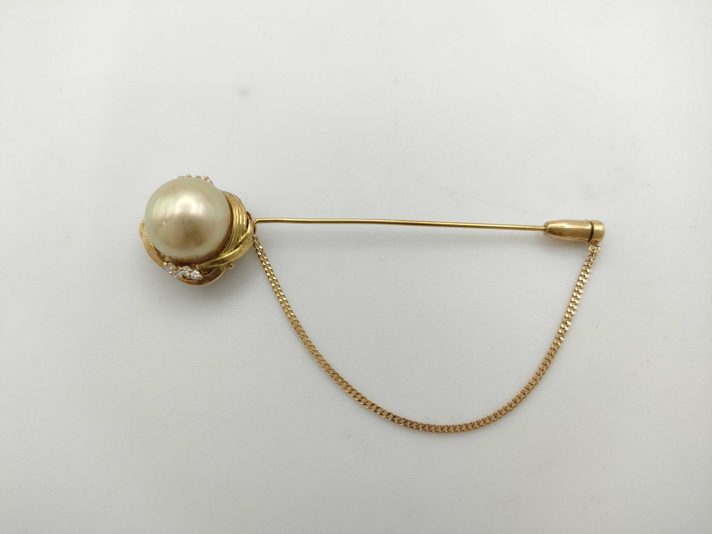 South Sea pearl brooch, approximately 12.9mm diameter, diamond, 18K gold, 8.2g