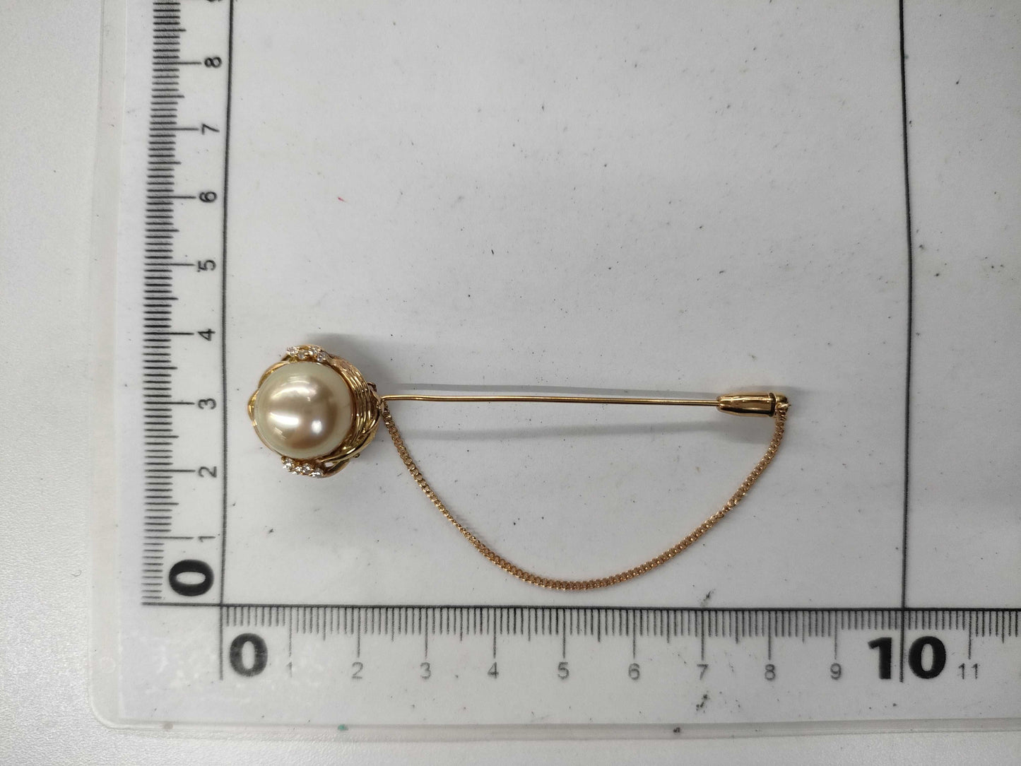 South Sea pearl brooch, approximately 12.9mm diameter, diamond, 18K gold, 8.2g