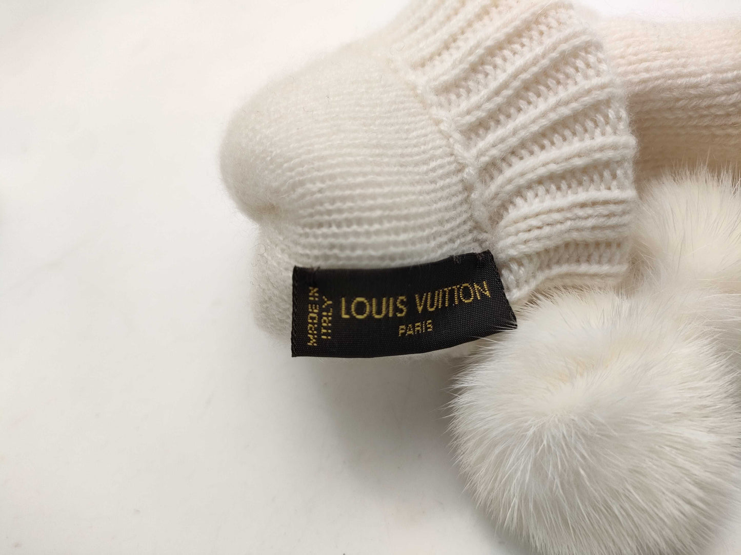 LOUIS VUITTON Gloves and other accessories