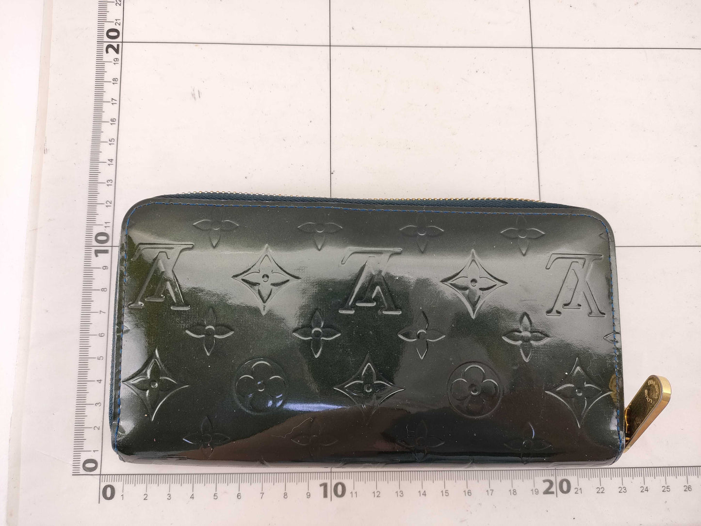 LOUIS VUITTON Vernis Zippy Wallet