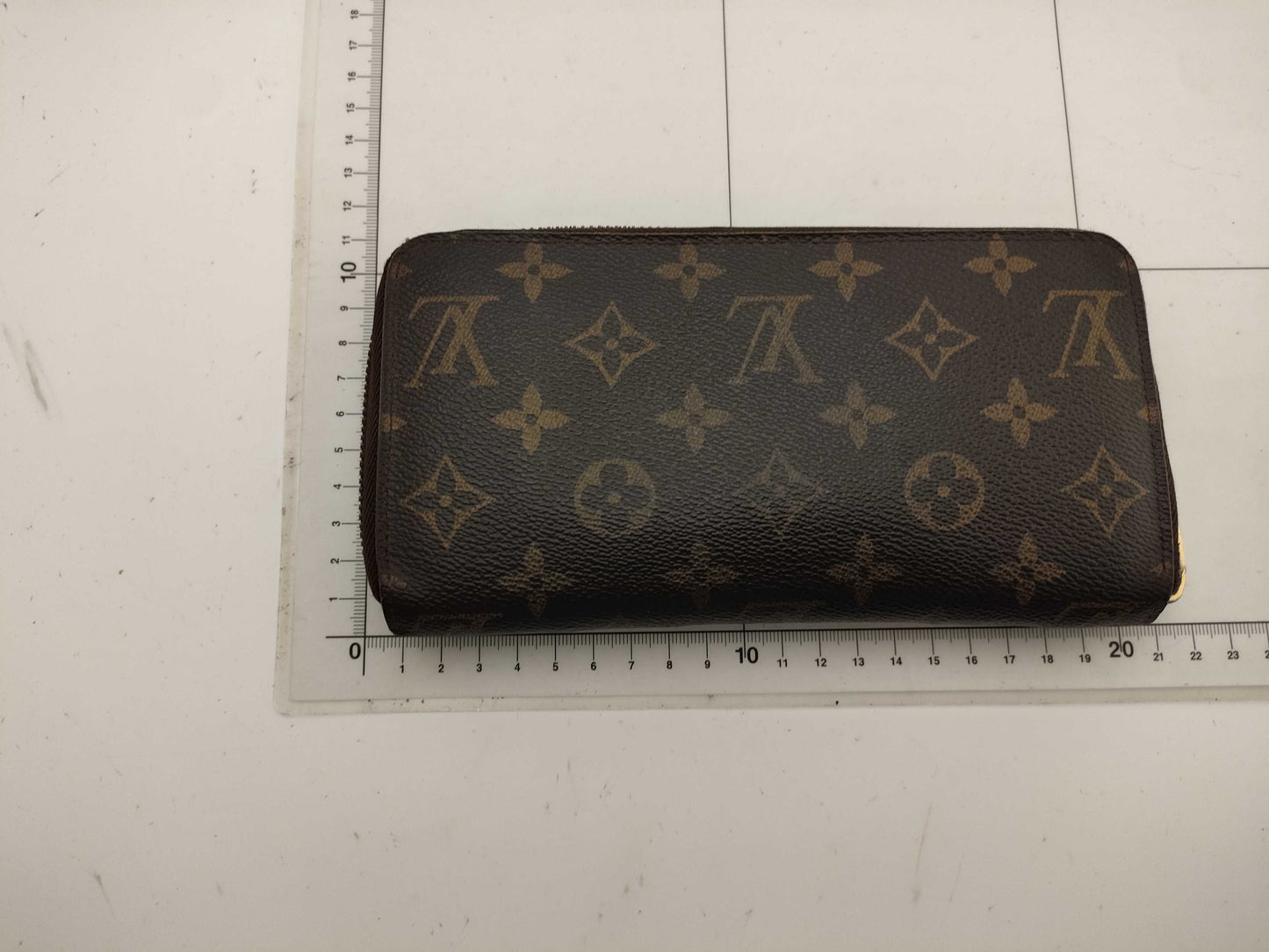 LOUIS VUITTON Monogram Zippy Wallet