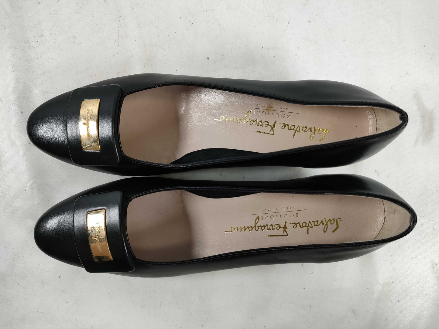 Salvatore Ferragamo logo pumps
