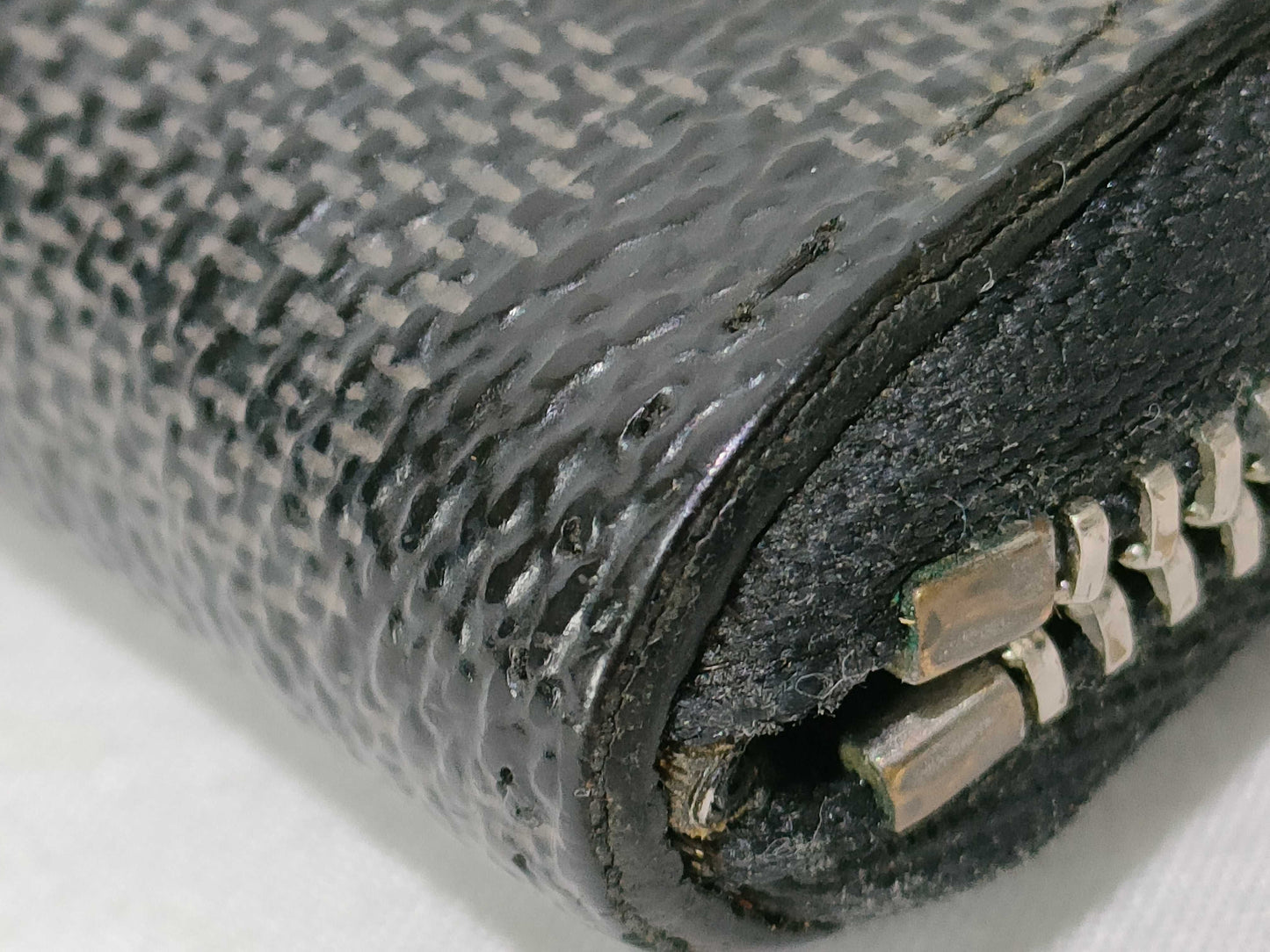 LOUIS VUITTON Damier Zippy Coin Purse with Zipper Closure