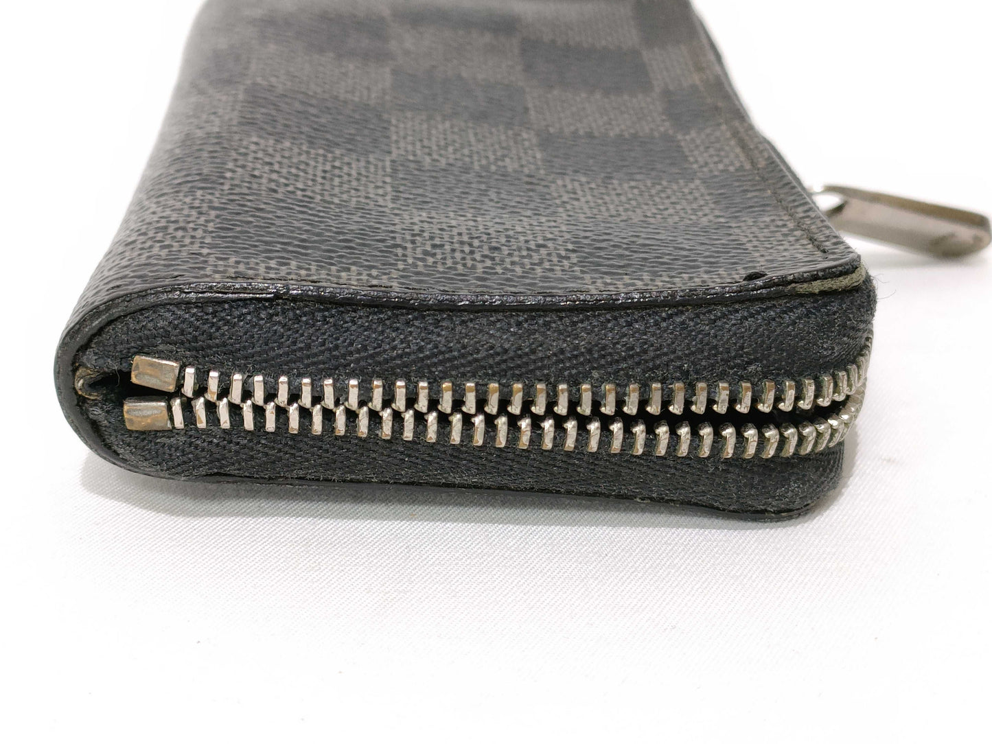 LOUIS VUITTON Damier Zippy Coin Purse with Zipper Closure