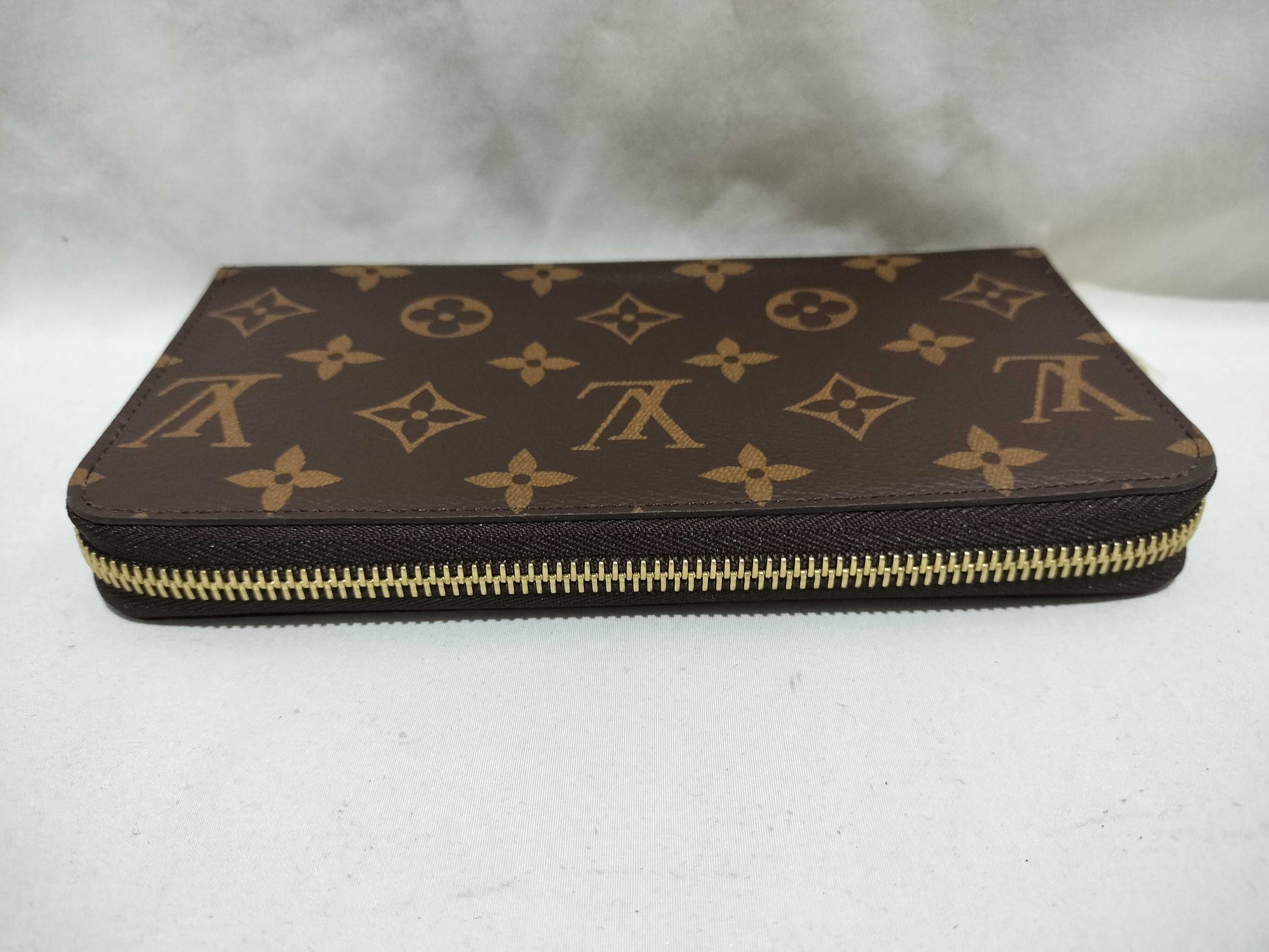 LOUIS VUITTON Monogram Zippy Wallet