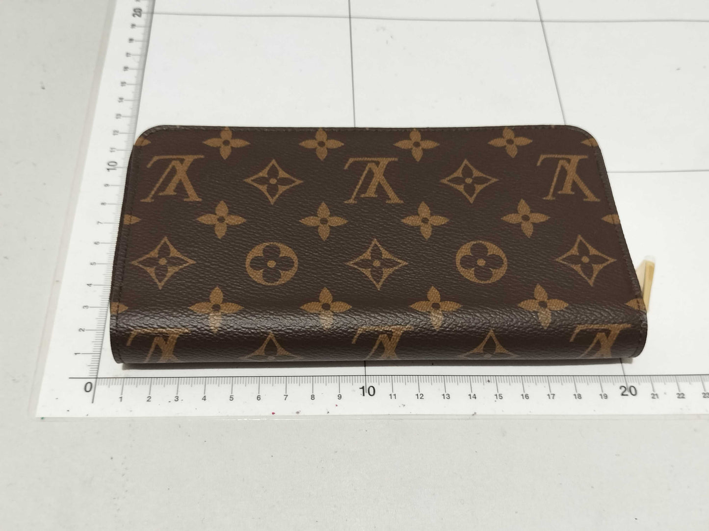 LOUIS VUITTON Monogram Zippy Wallet