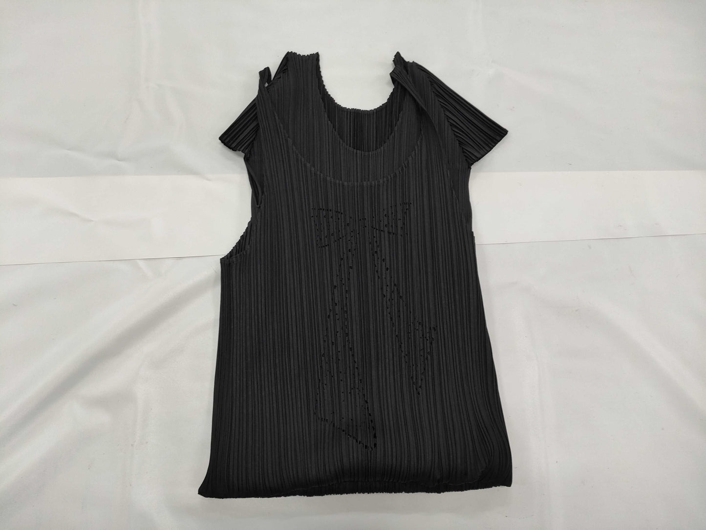 ISSEY MIYAKE Pleats Please Punching Ribbon Motif Top