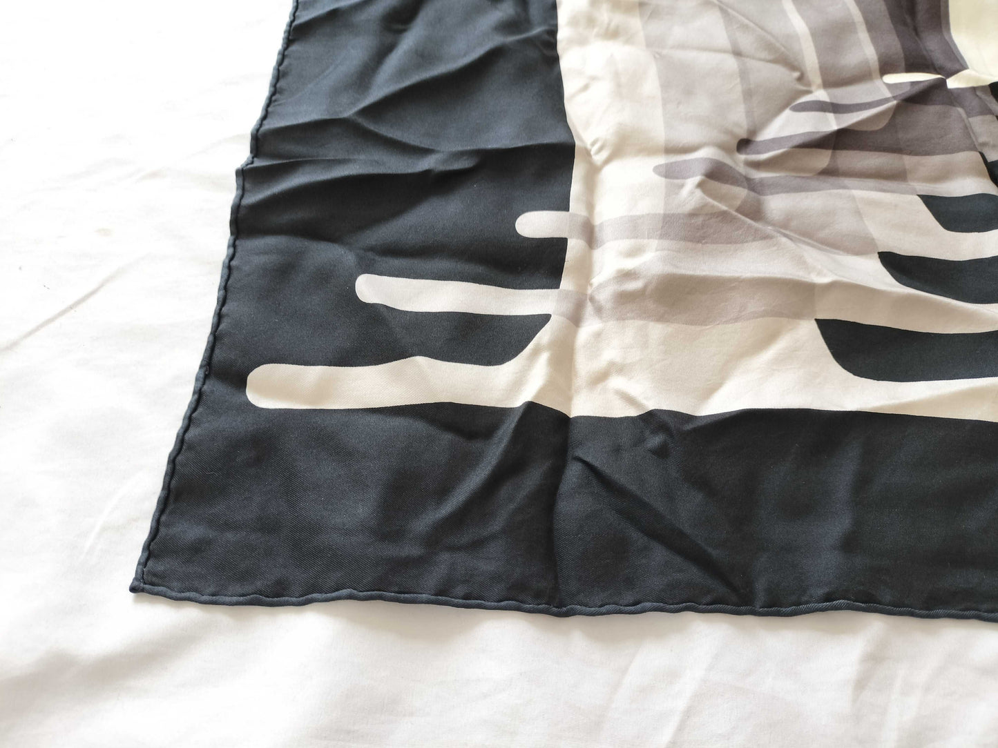 Dior tagless scarf