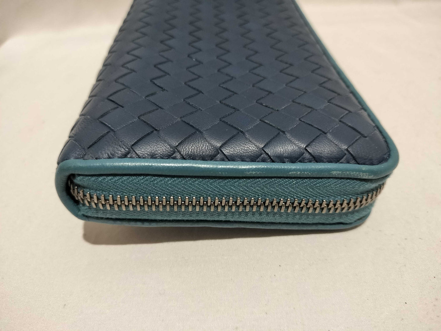 BOTTEGA VENETA Intrecciato Round Zip Wallet