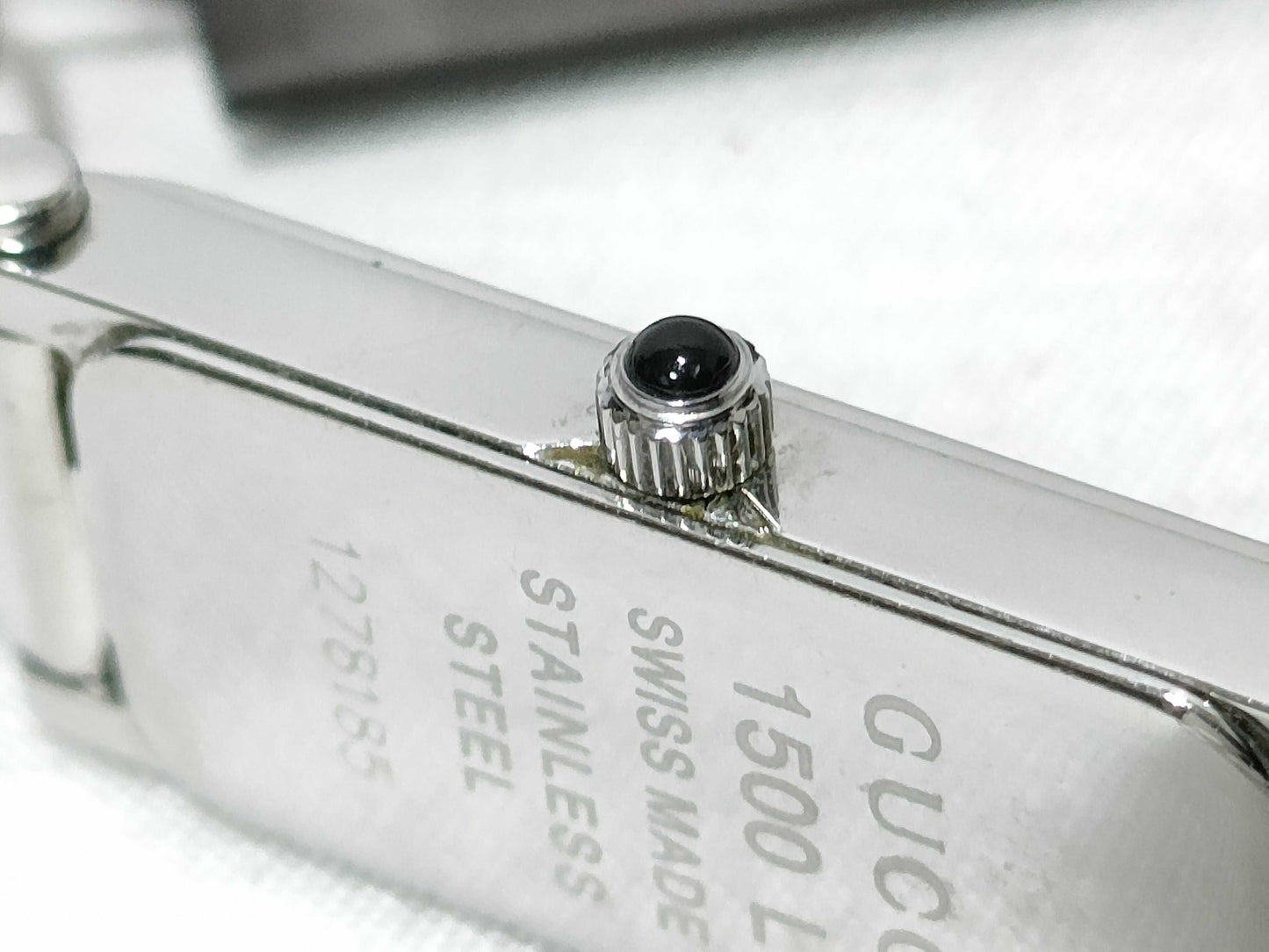 GUCCI GUCCI 1500L Women's Watch with Cracked Crystal, Not Working