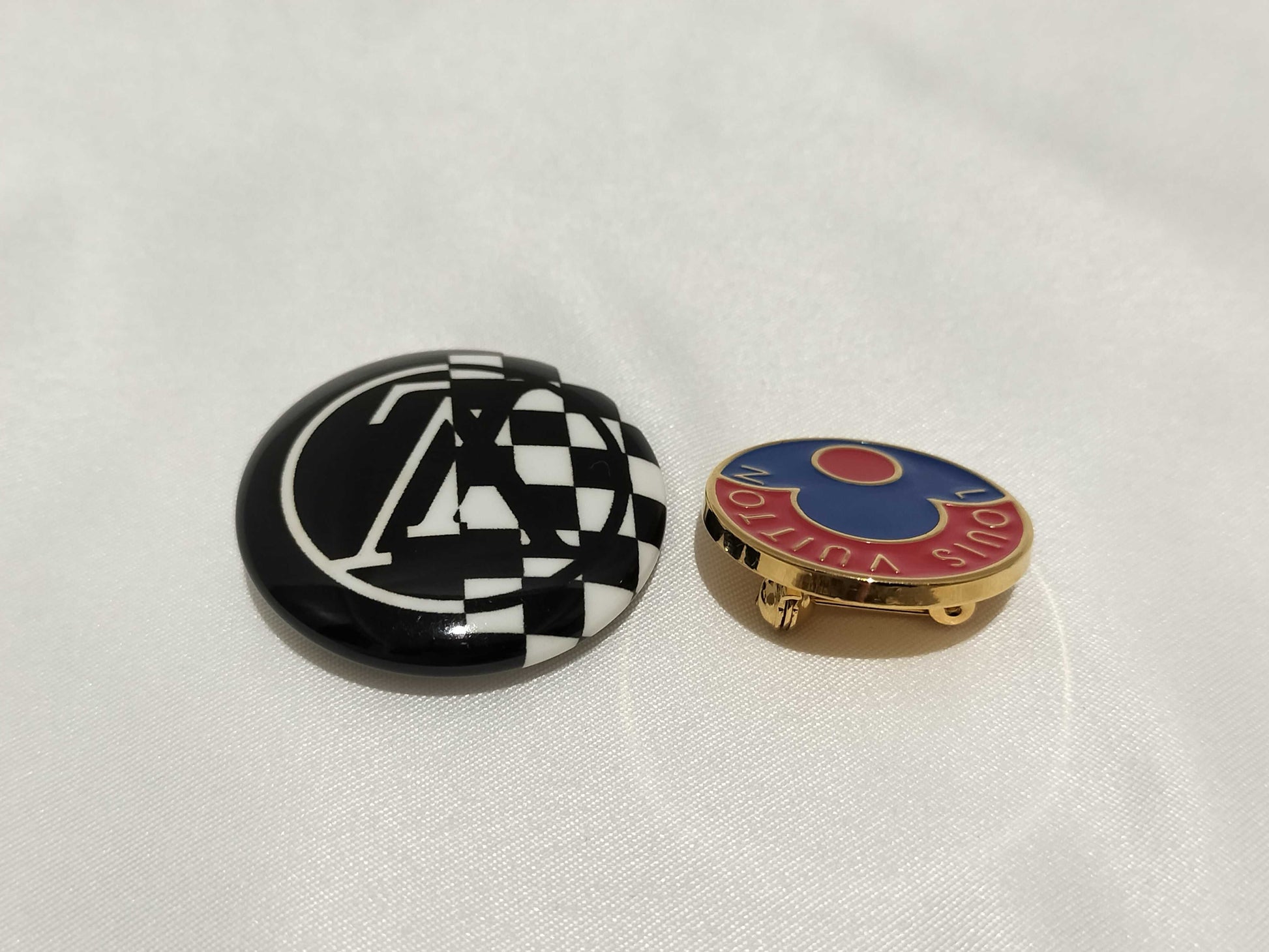 LOUIS VUITTON pin badge/2 pieces Other accessories