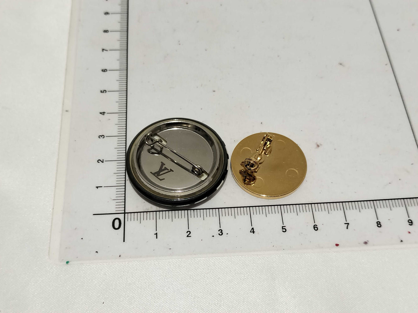 LOUIS VUITTON pin badge/2 pieces Other accessories