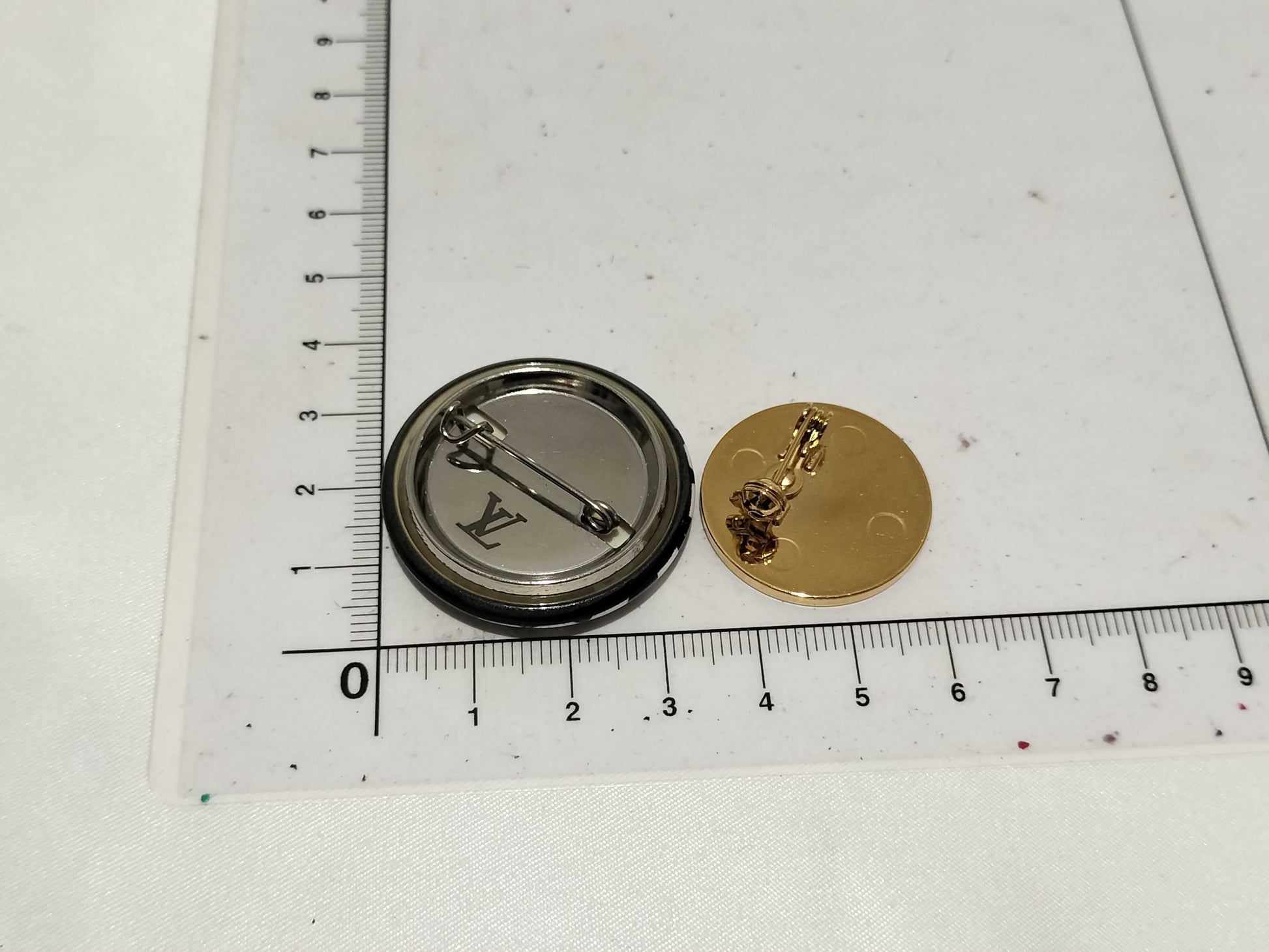 LOUIS VUITTON pin badge/2 pieces Other accessories