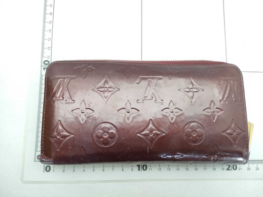 LOUIS VUITTON Vernis Amaranth Zippy Wallet