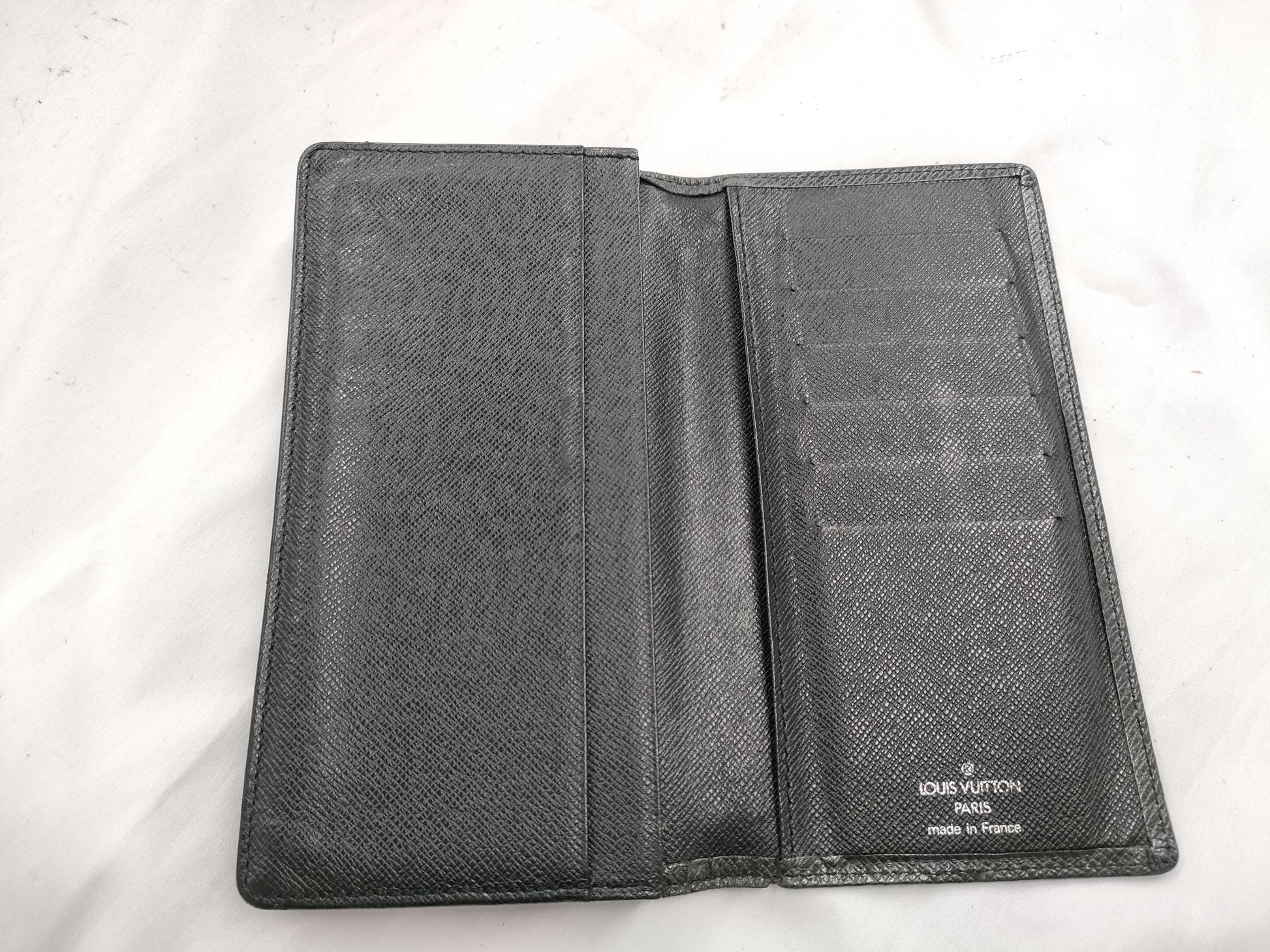 LOUIS VUITTON Taiga M32572 Portefeuille Brazza Wallet