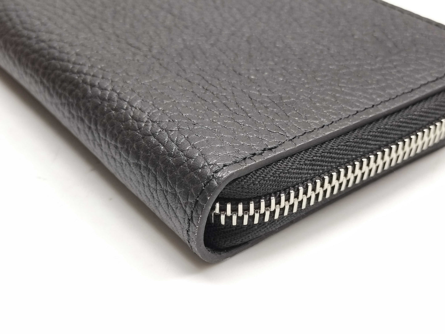 LOUIS VUITTON Taurillon Vertica Zippy Wallet