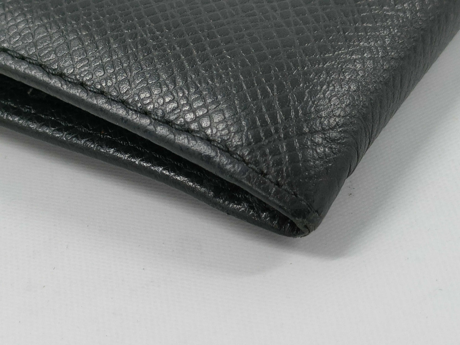 LOUIS VUITTON Taiga Bifold Wallet