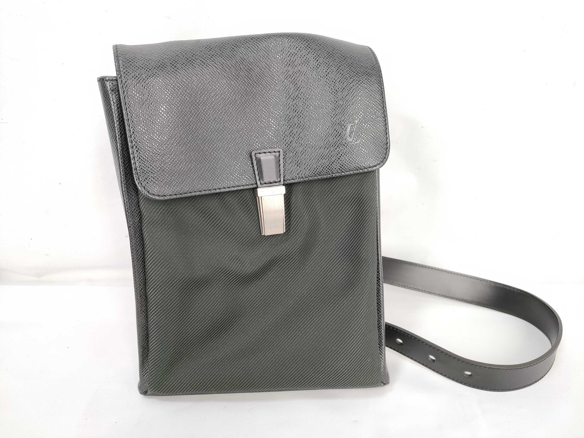 LOUIS VUITTON Taiga Saratov Shoulder Bag