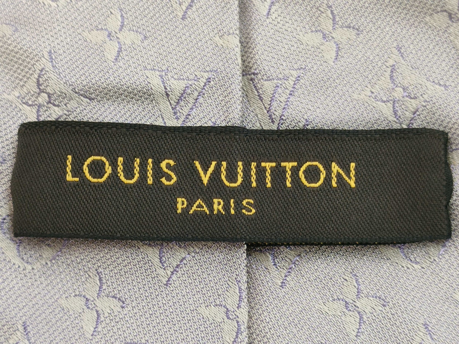 LOUIS VUITTON/Chanel ties
