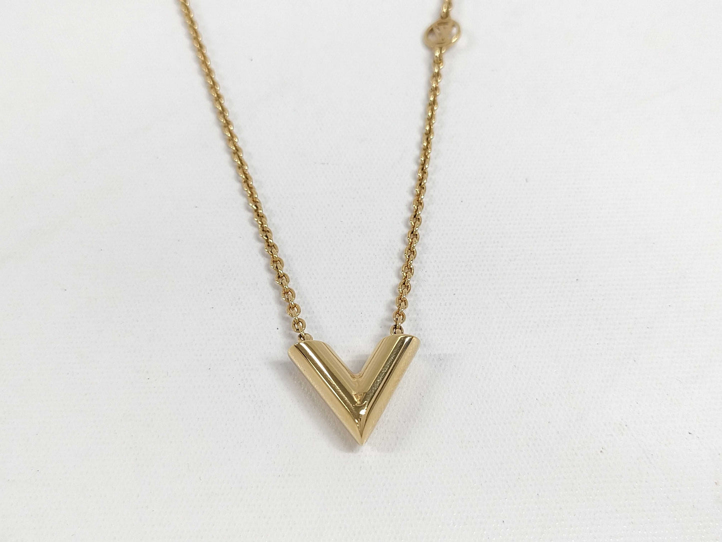 LOUIS VUITTON Essential V M00857 Necklace