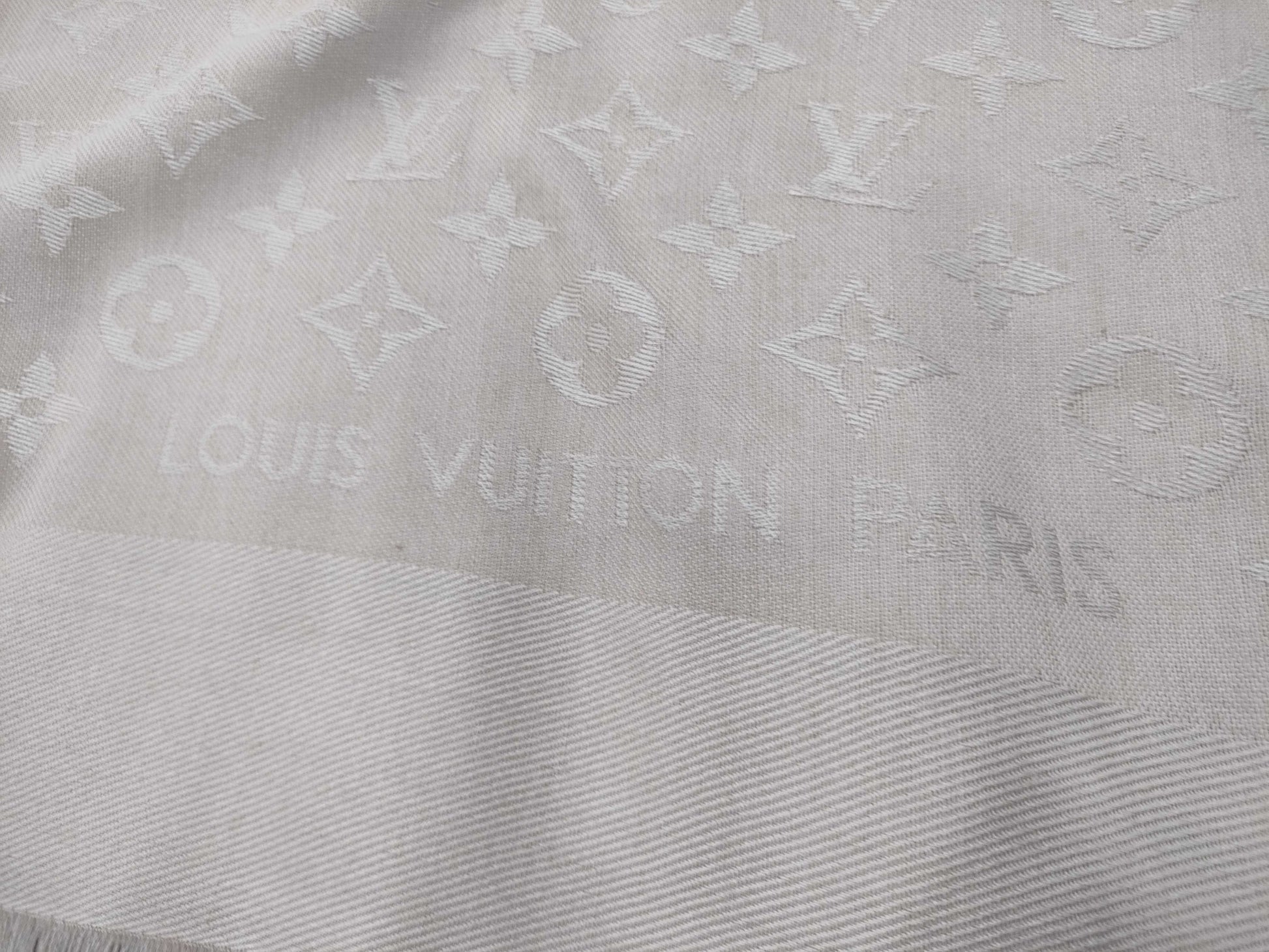 LOUIS VUITTON Stole and other accessories