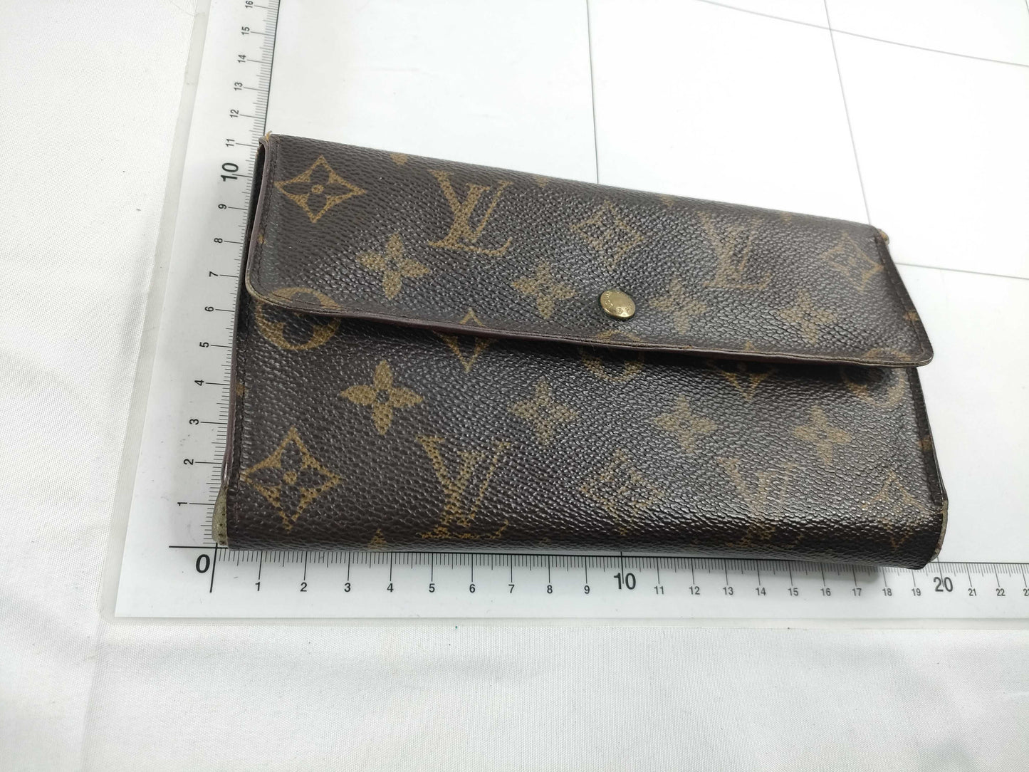 LOUIS VUITTON Monogram Wallet/Chanel Stone Wallet