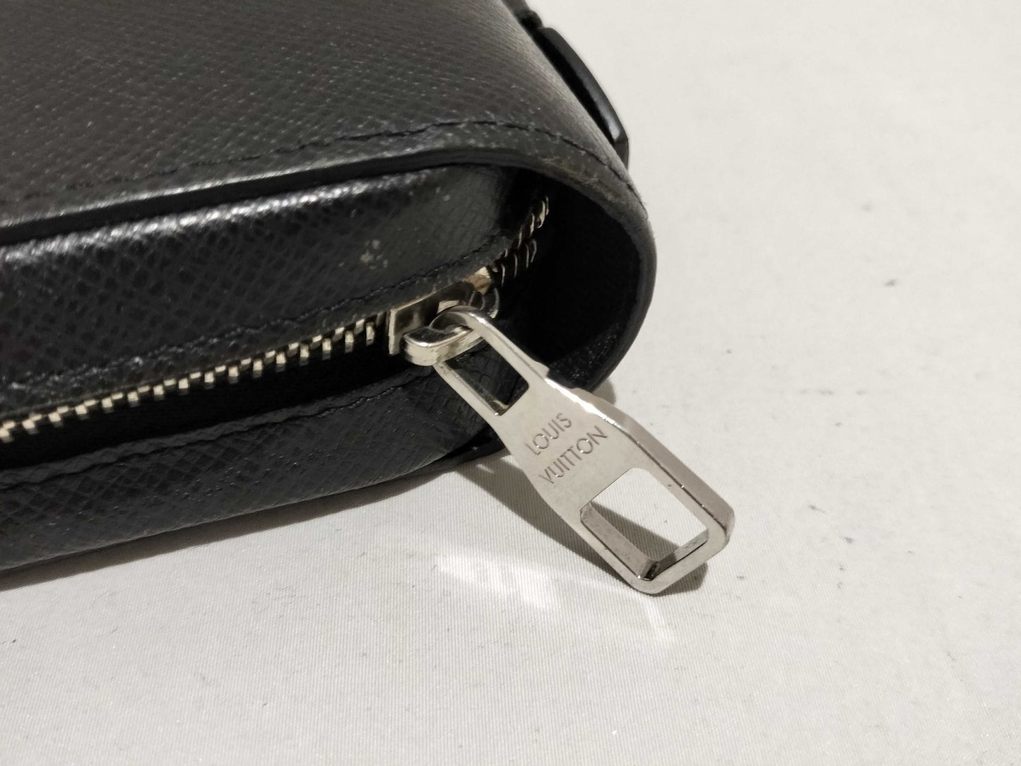 LOUIS VUITTON Taiga M44275 Zippy XL Noir Wallet