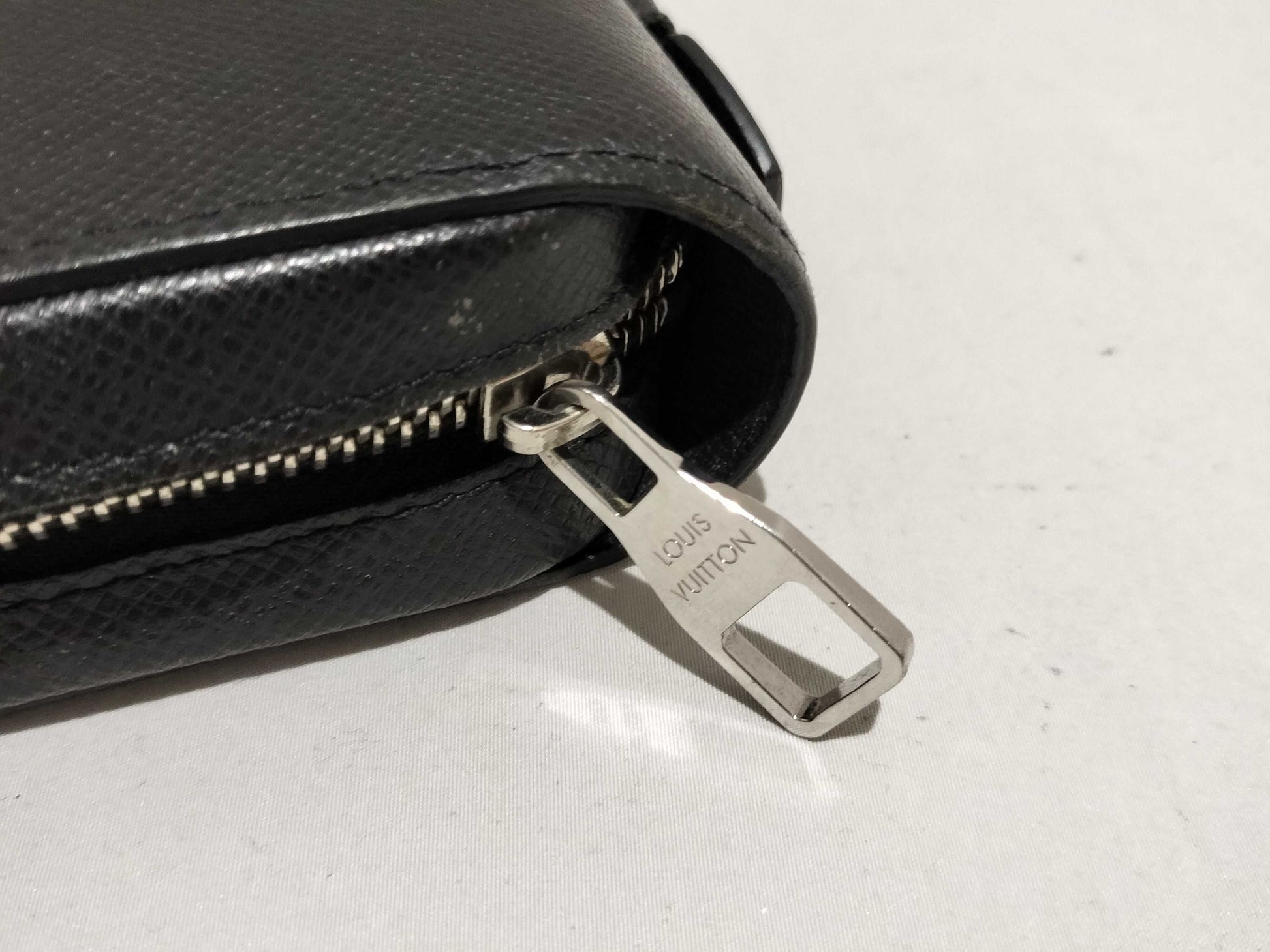 LOUIS VUITTON Taiga M44275 Zippy XL Noir Wallet