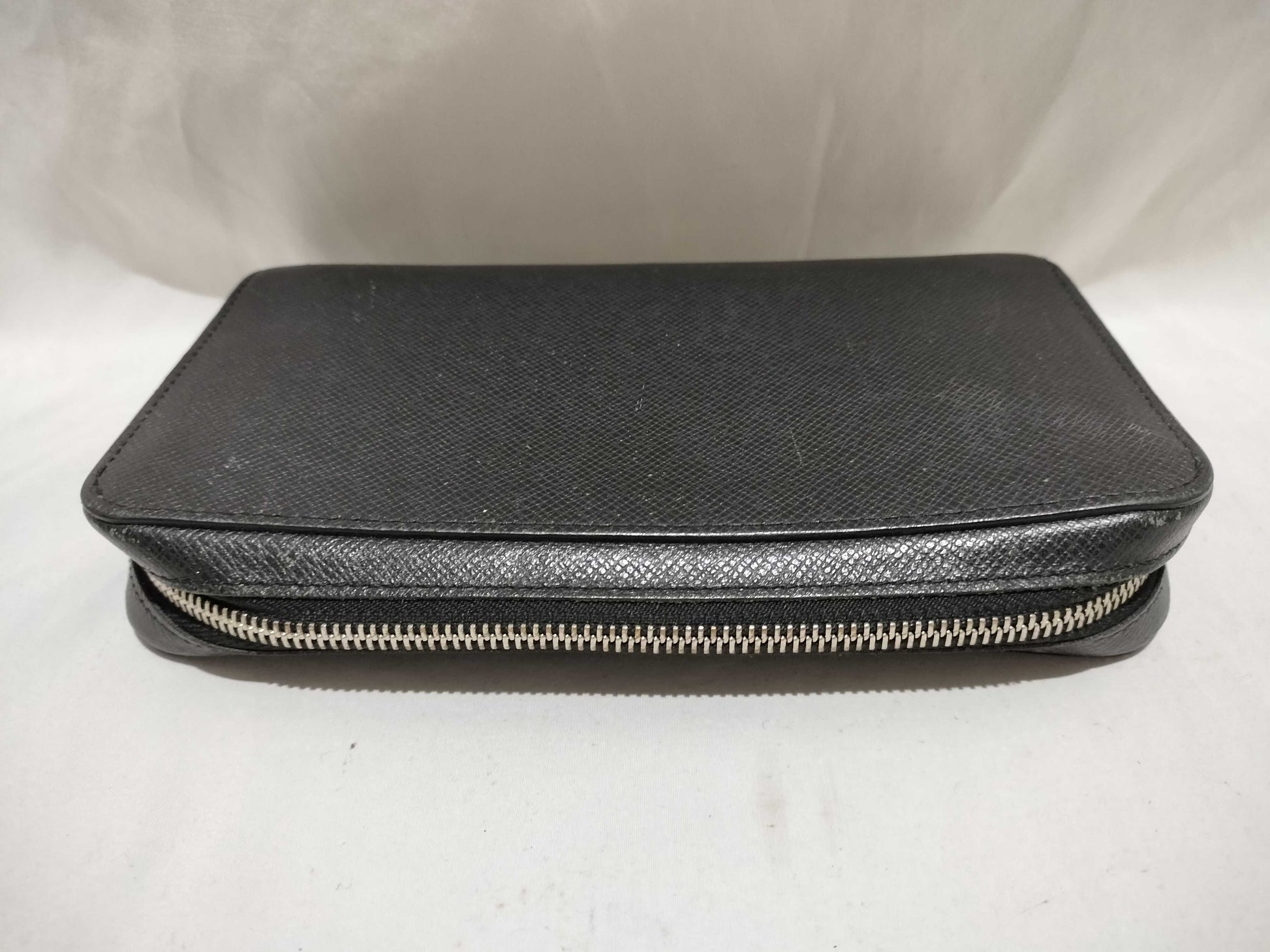 LOUIS VUITTON Taiga M44275 Zippy XL Noir Wallet