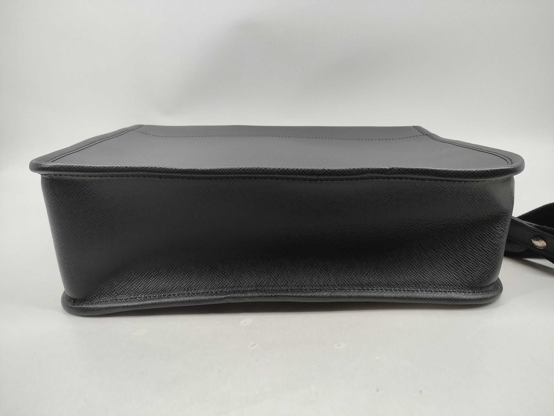 LOUIS VUITTON Taiga M32622 Anton Ardoise Shoulder Bag