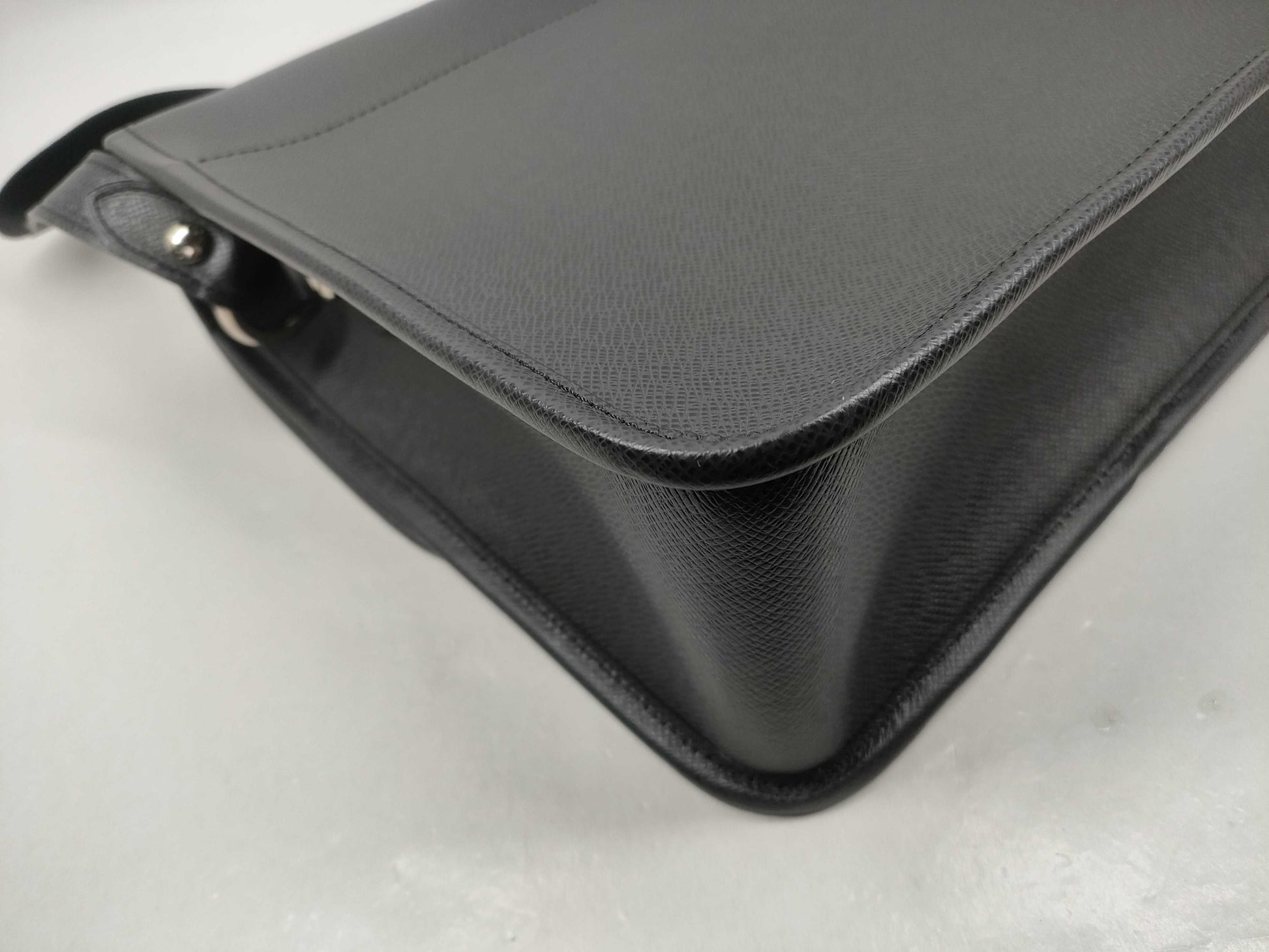 LOUIS VUITTON Taiga M32622 Anton Ardoise Shoulder Bag